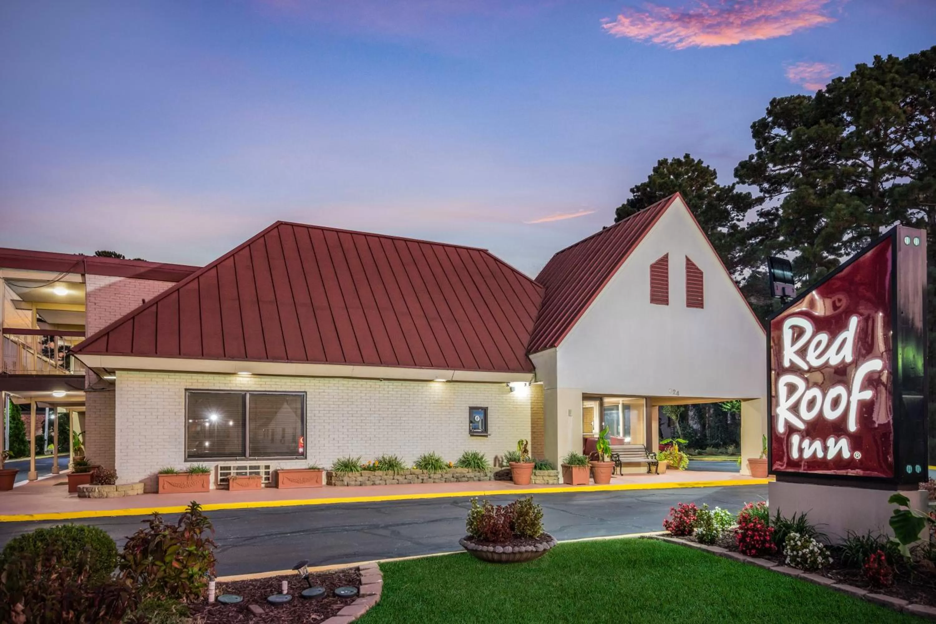 Property building in Red Roof Inn Williamsburg