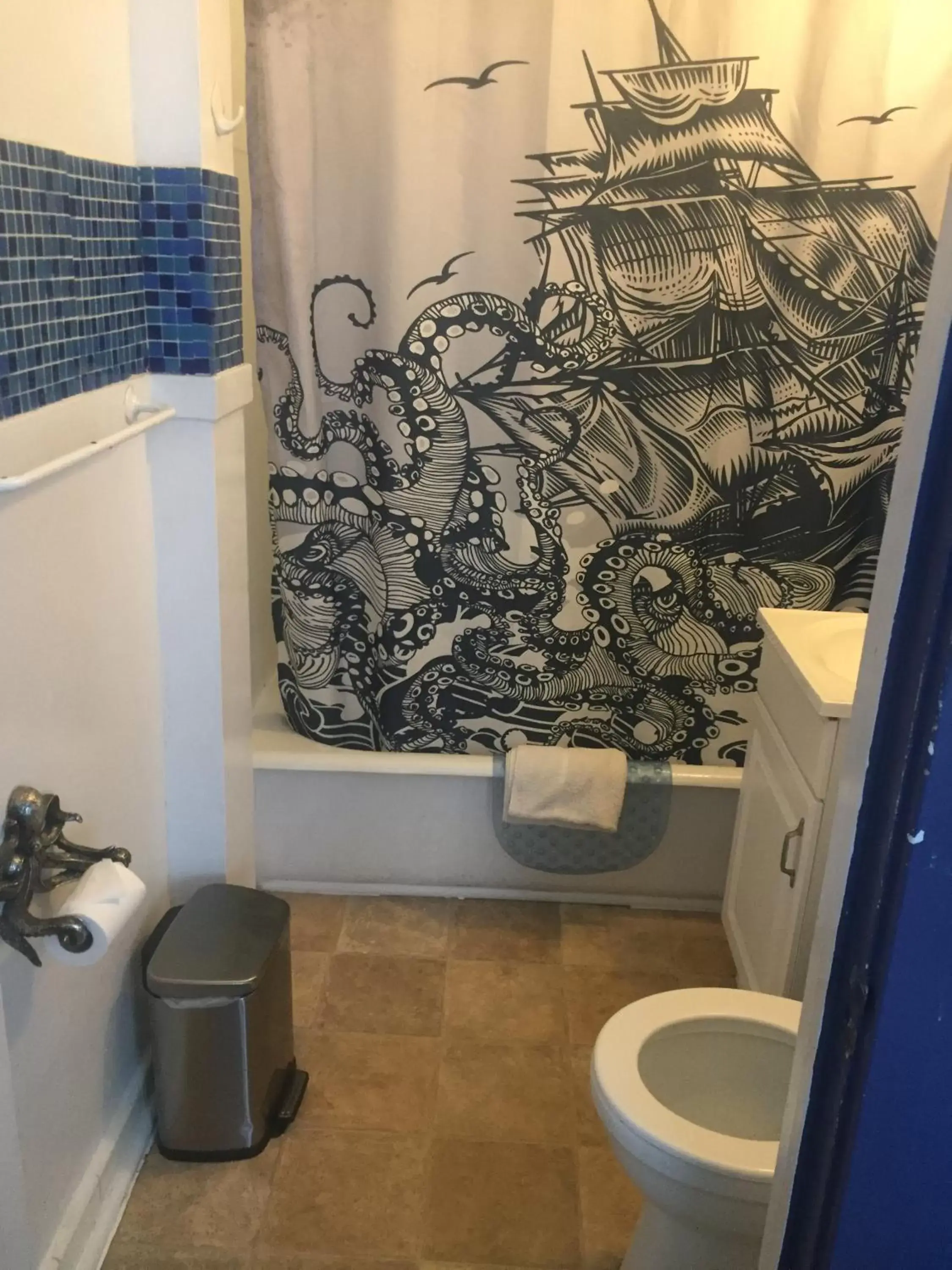 Bathroom in The Pirate Haus Inn