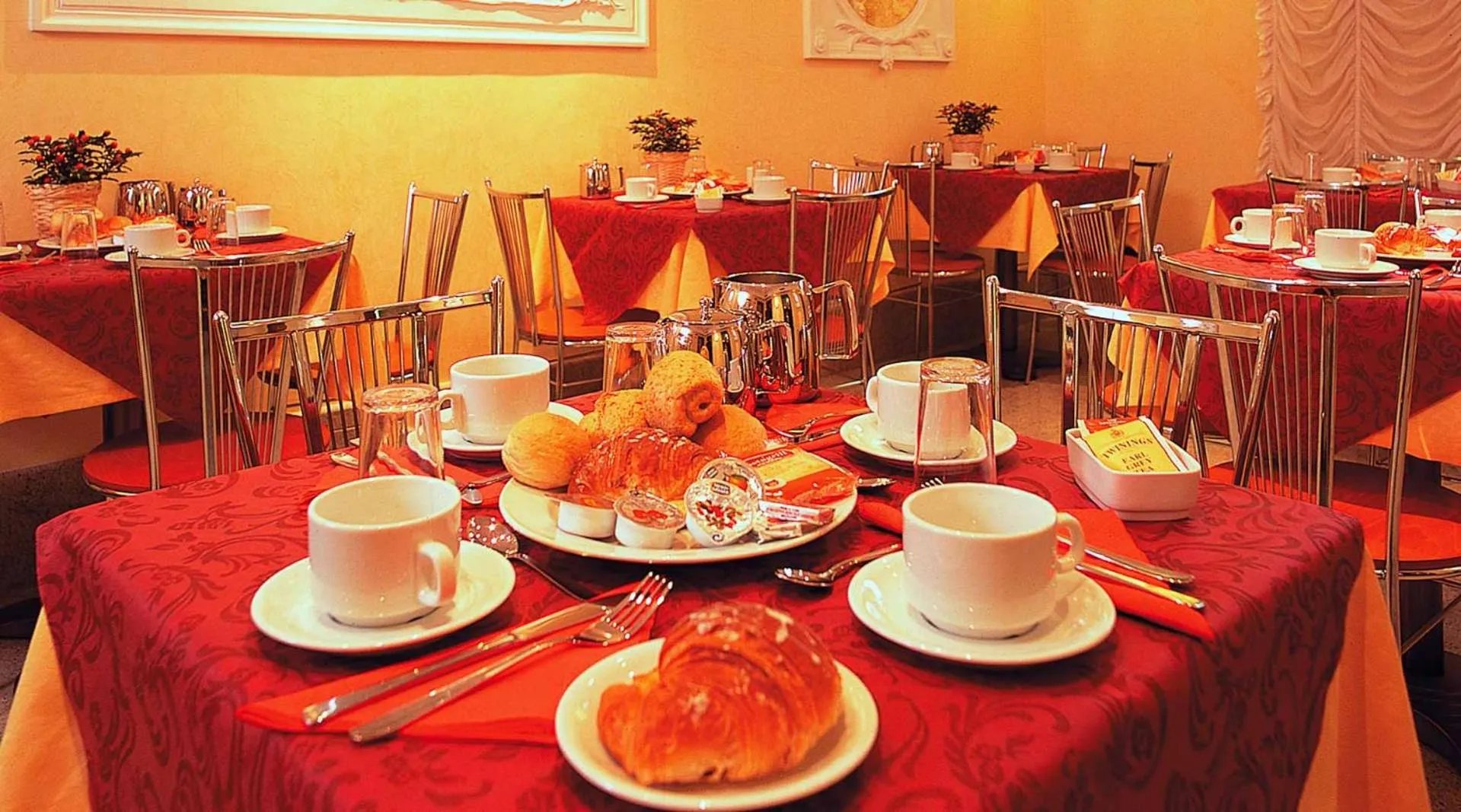 Restaurant/places to eat in Hotel Stromboli