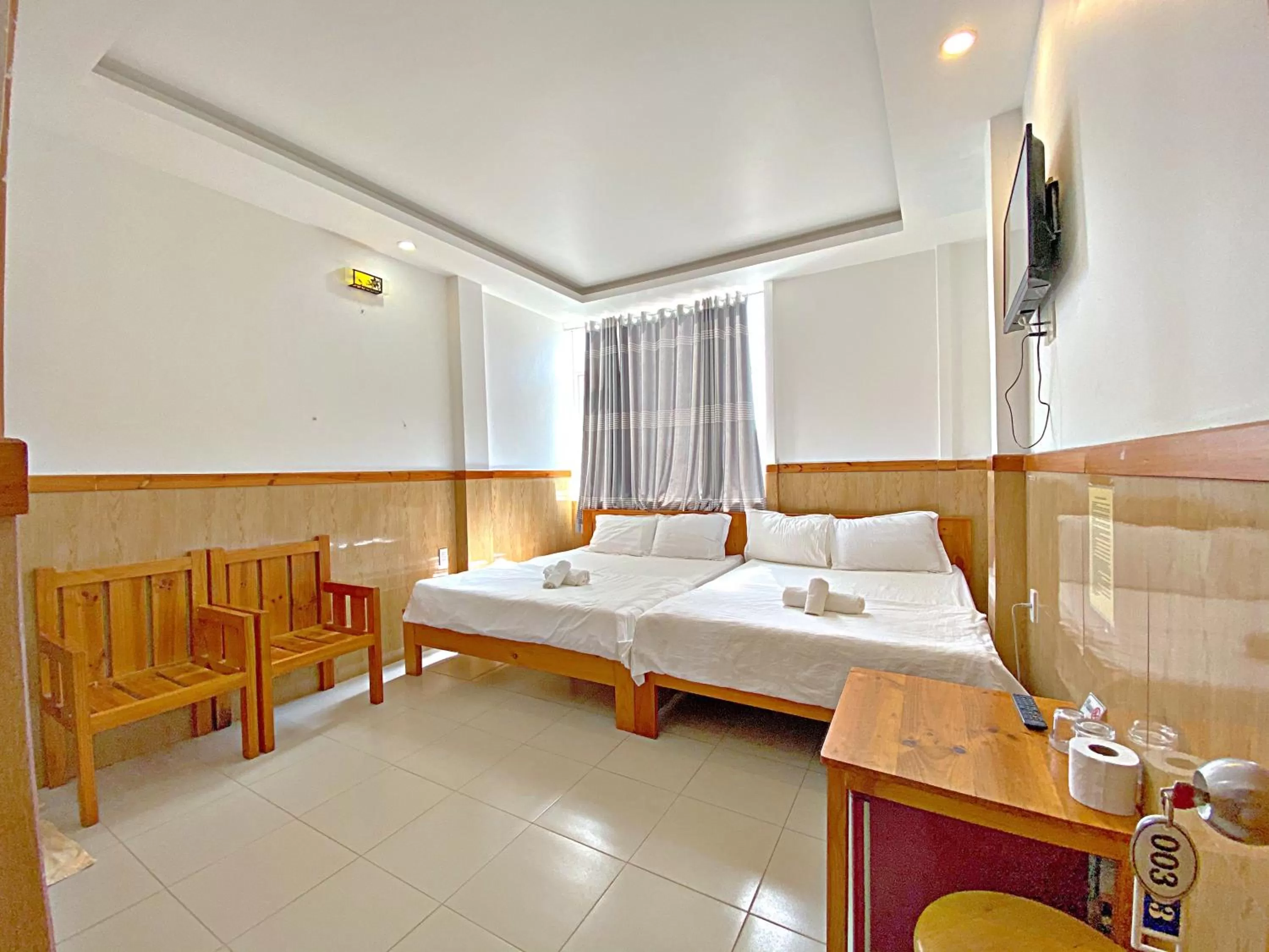 Large Double or Twin Room in Hotel Minh Hang