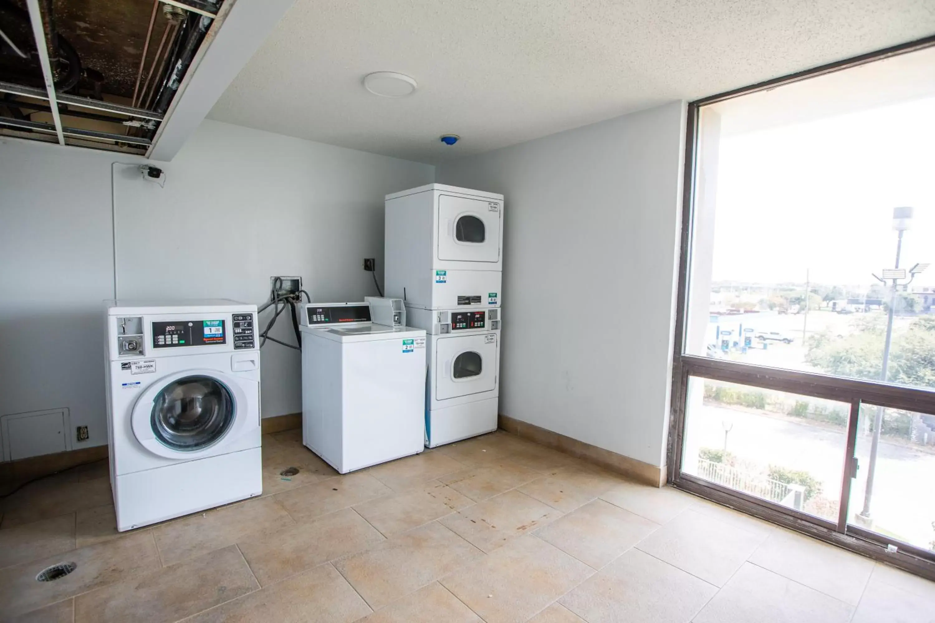 laundry, Kitchen/Kitchenette in La Quinta by Wyndham Dallas I-35 Walnut Hill Ln