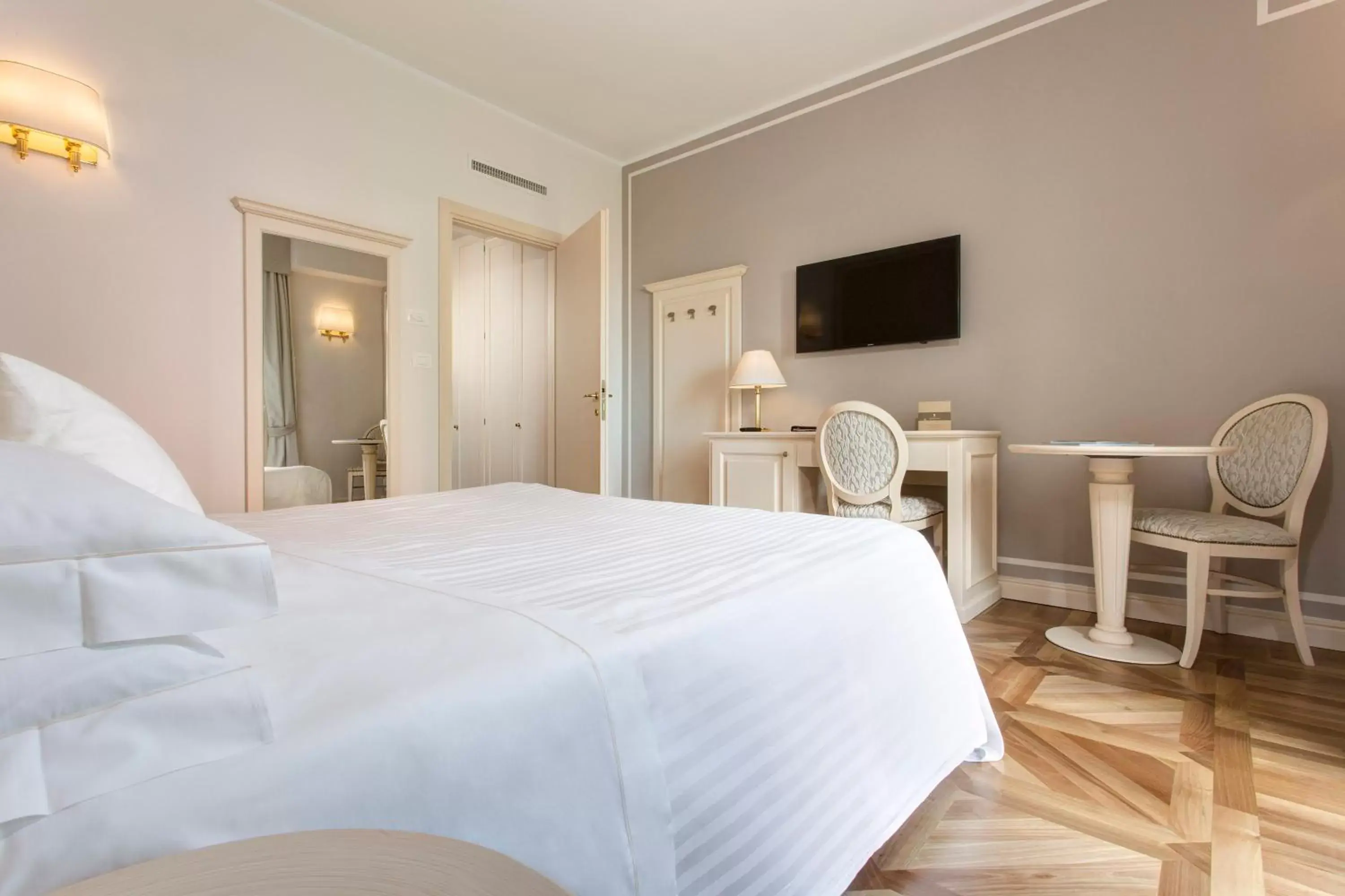 Photo of the whole room, Bed in Hotel Cenobio Dei Dogi