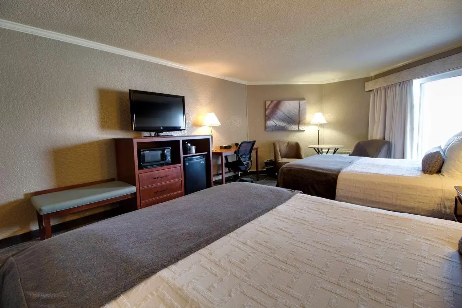 Two Queen Beds with Balcony - Partial Lake View in Best Western Harbour Pointe Lakefront