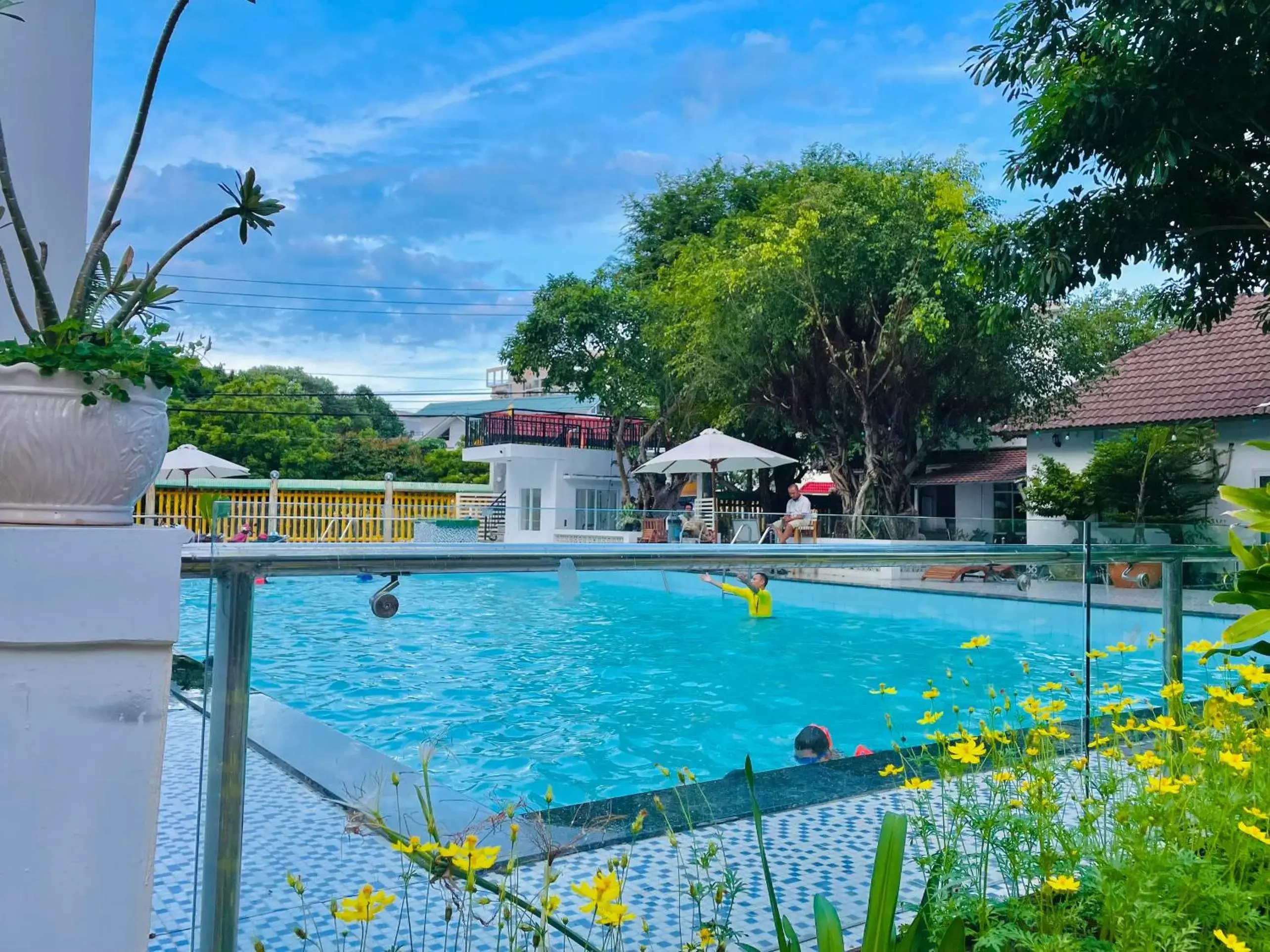 Swimming pool in Caroline Resort Swimming pool in Caroline Resort