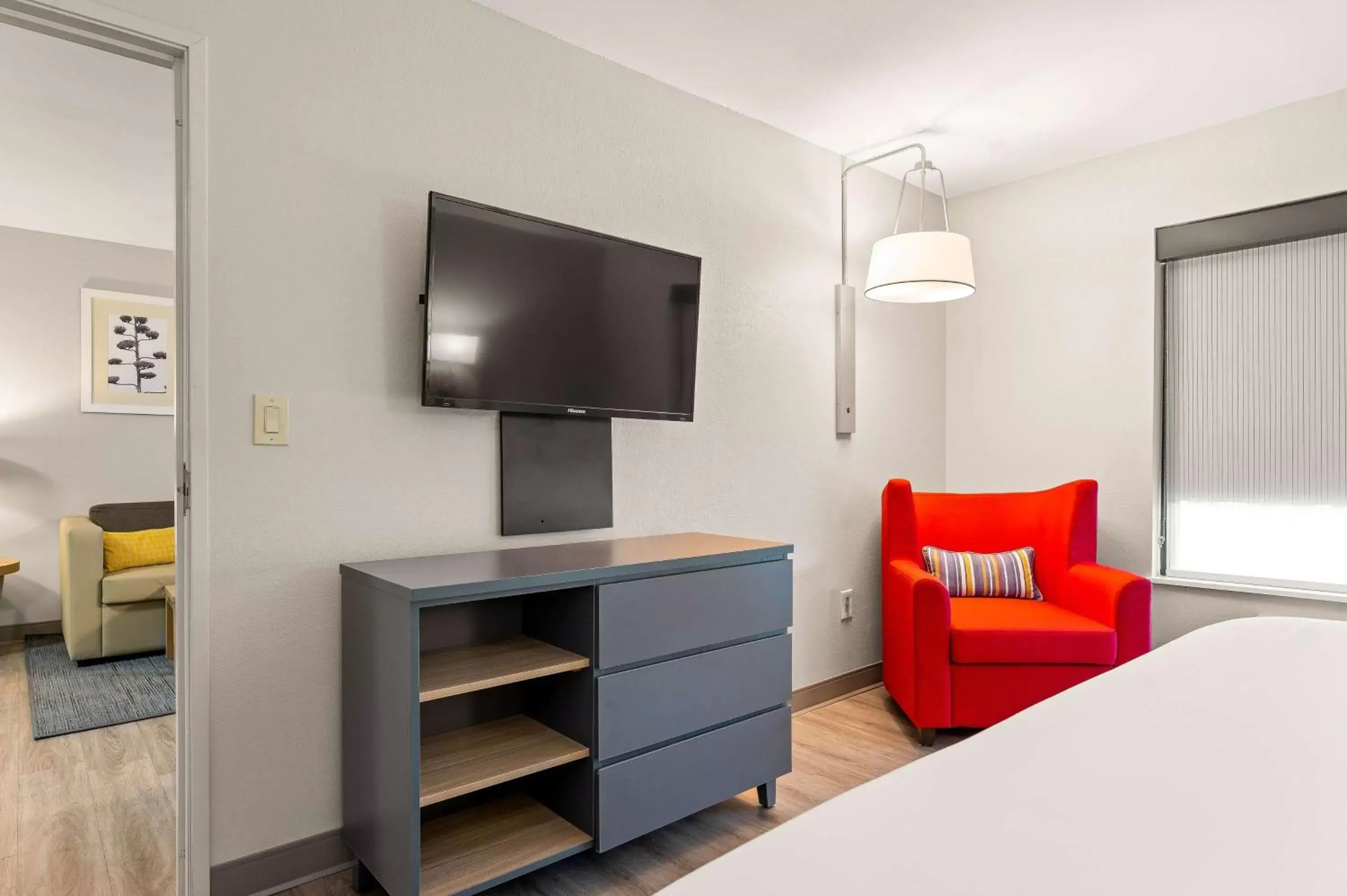 Photo of the whole room, TV/Entertainment Center in Country Inn & Suites by Radisson, Asheville at Asheville Outlet Mall, NC