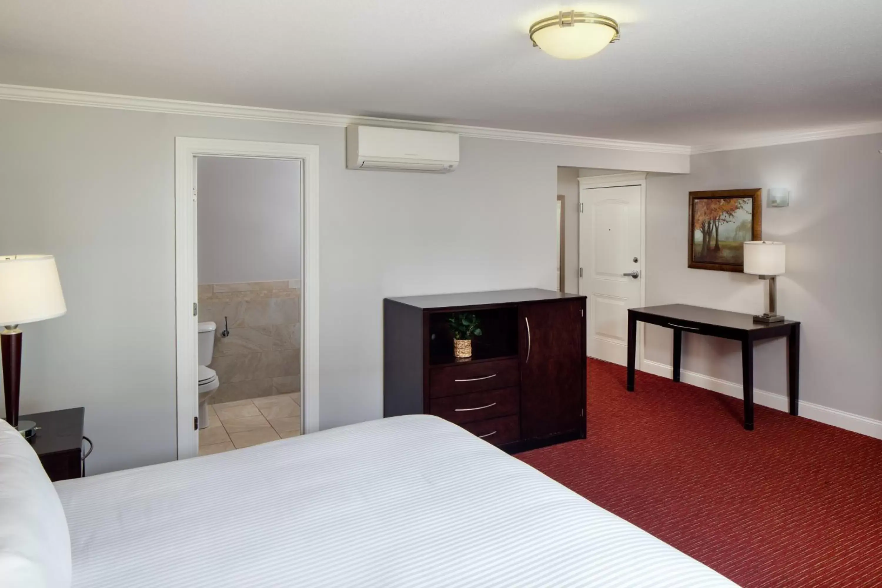 Bedroom, Bed in Golden Gables Inn