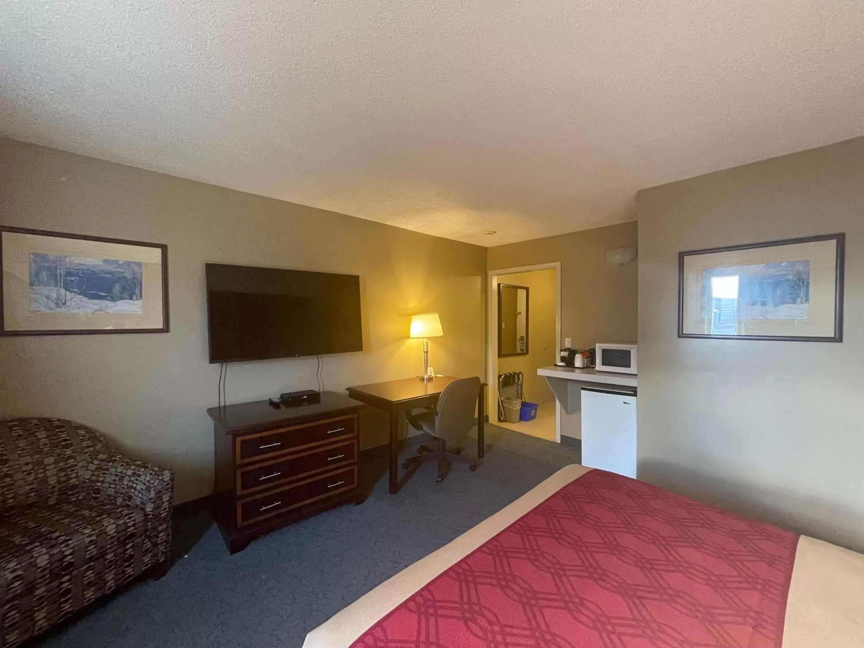 Bedroom, TV/Entertainment Center in Travelodge by Wyndham Fort St John