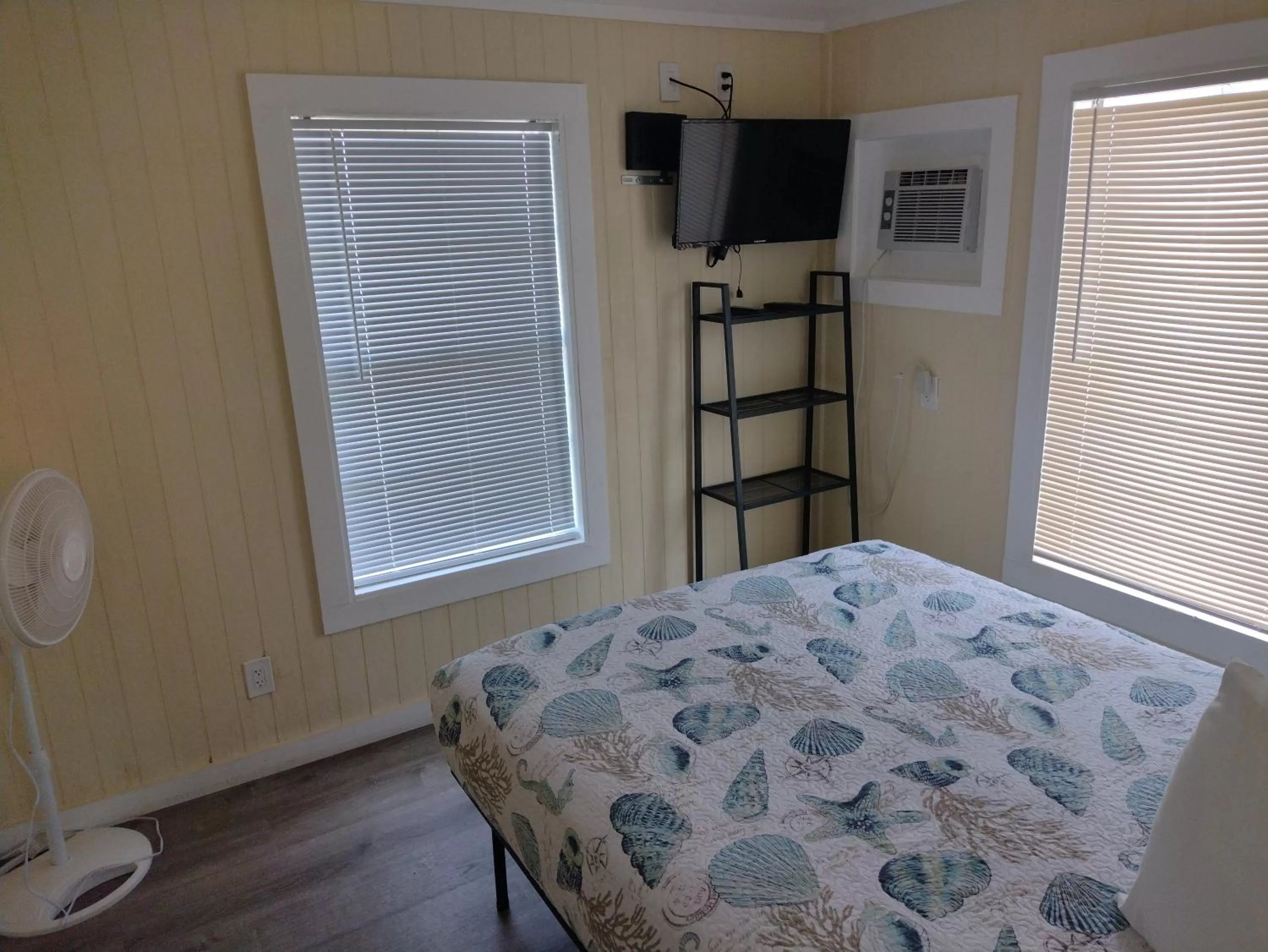 Bed in Double Barr Cottage Inn