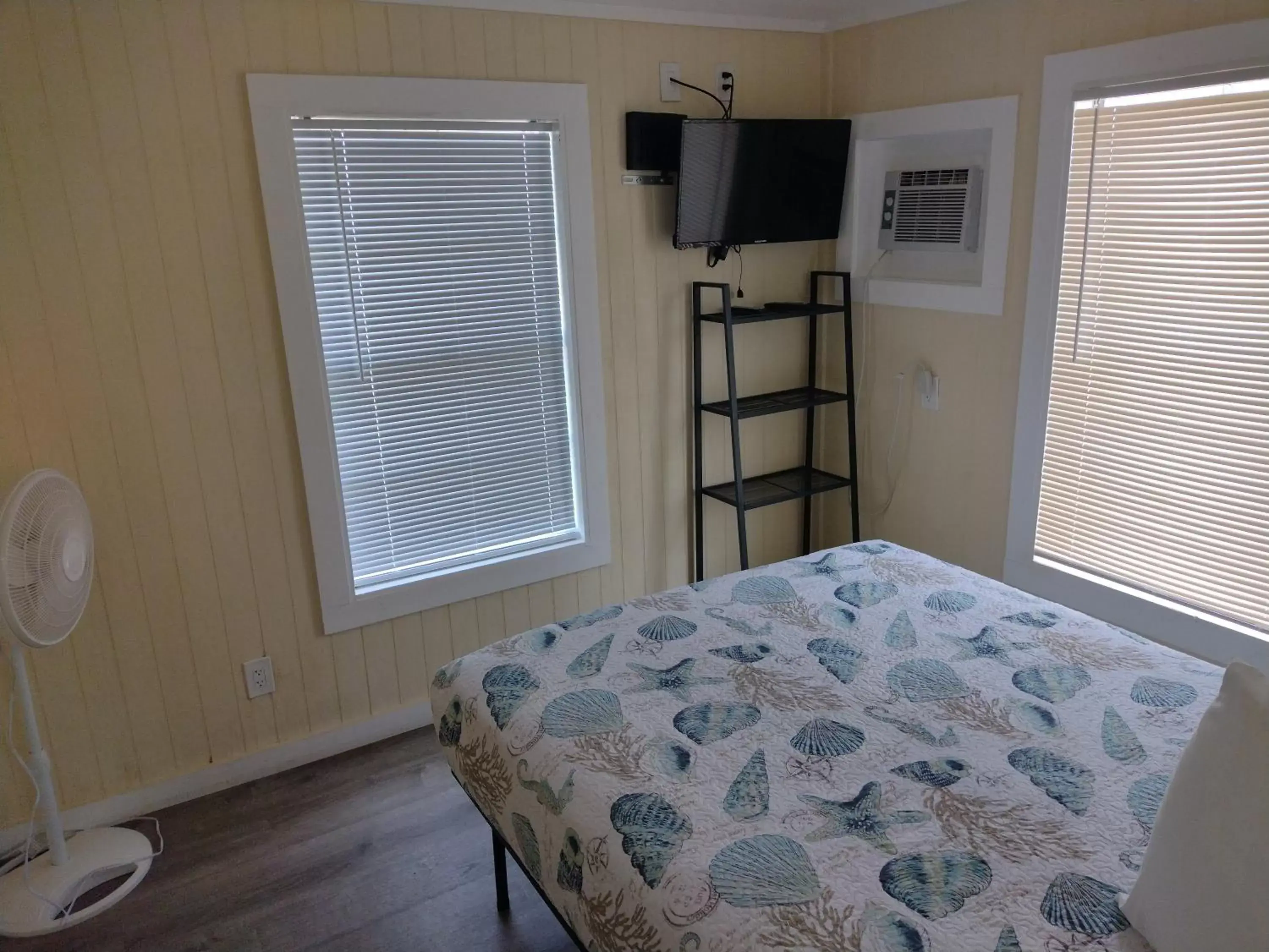 Bed in Double Barr Cottage Inn