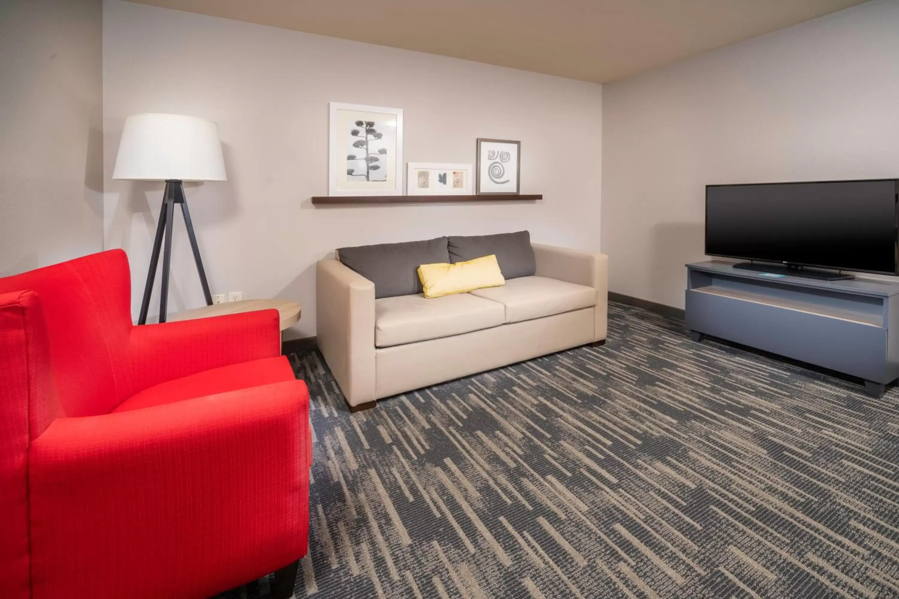 Living room, Seating Area in Country Inn & Suites by Radisson, Rocky Mount, NC