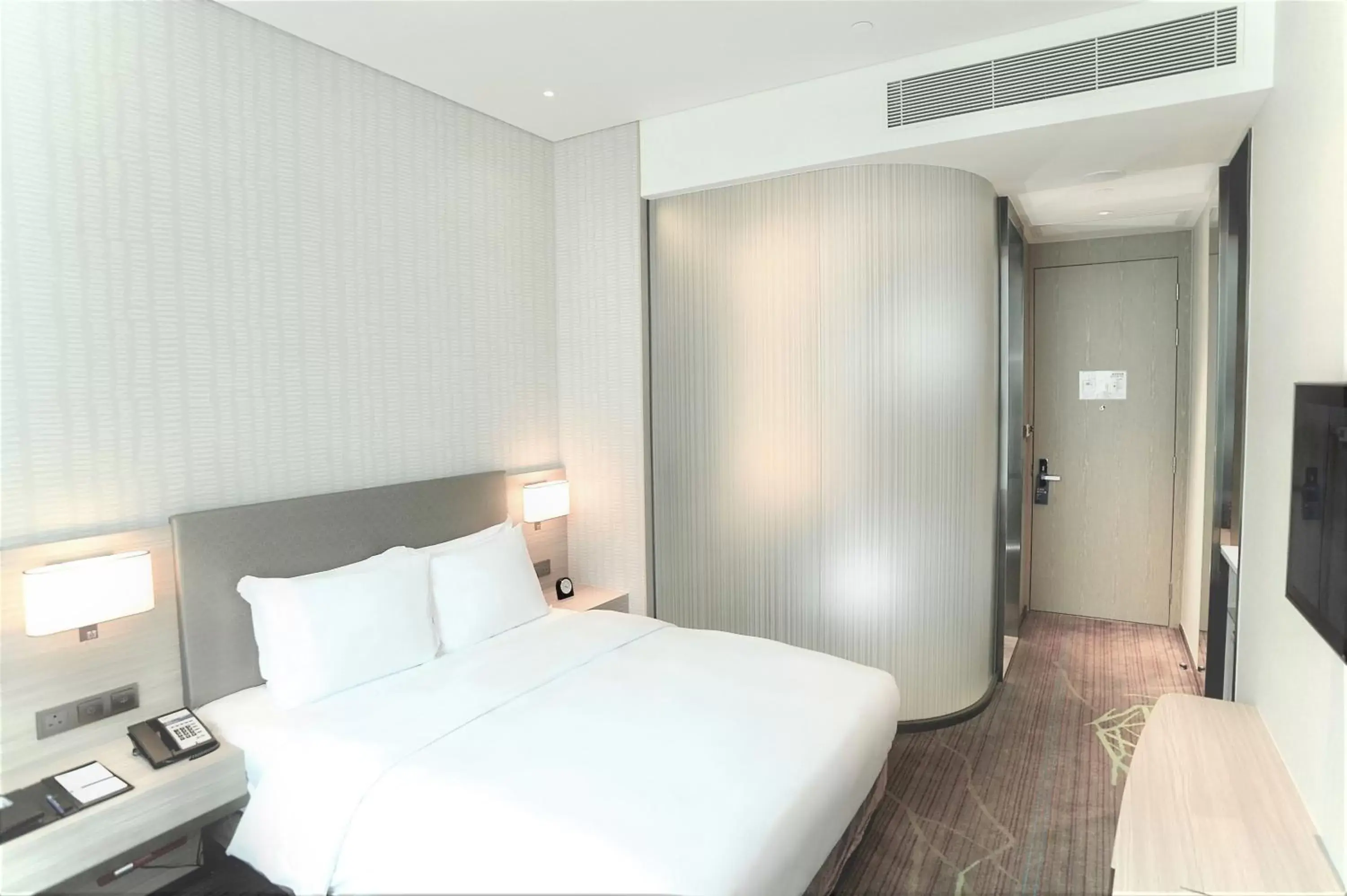 Photo of the whole room, Bed in Holiday Inn Express Hong Kong Kowloon CBD2, an IHG Hotel