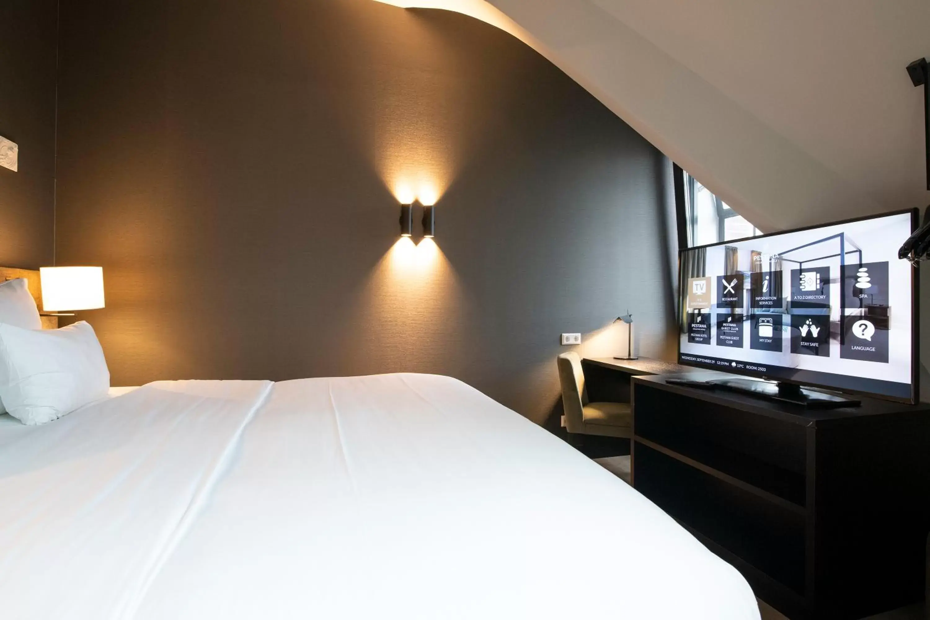 Communal lounge/ TV room, Bed in Pestana Amsterdam Riverside