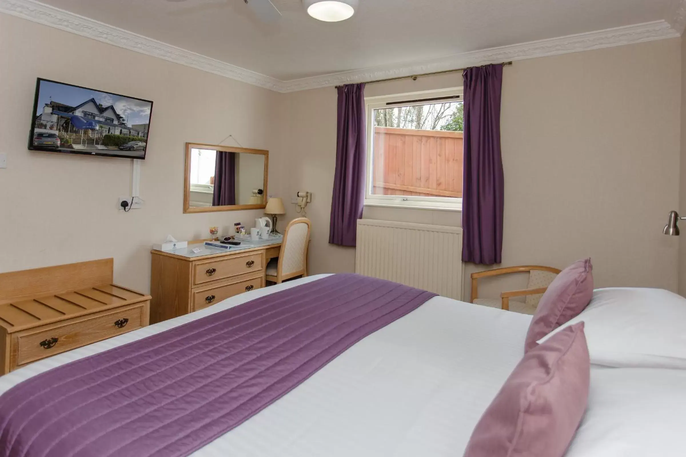 Bed in BEST WESTERN New Holmwood Hotel