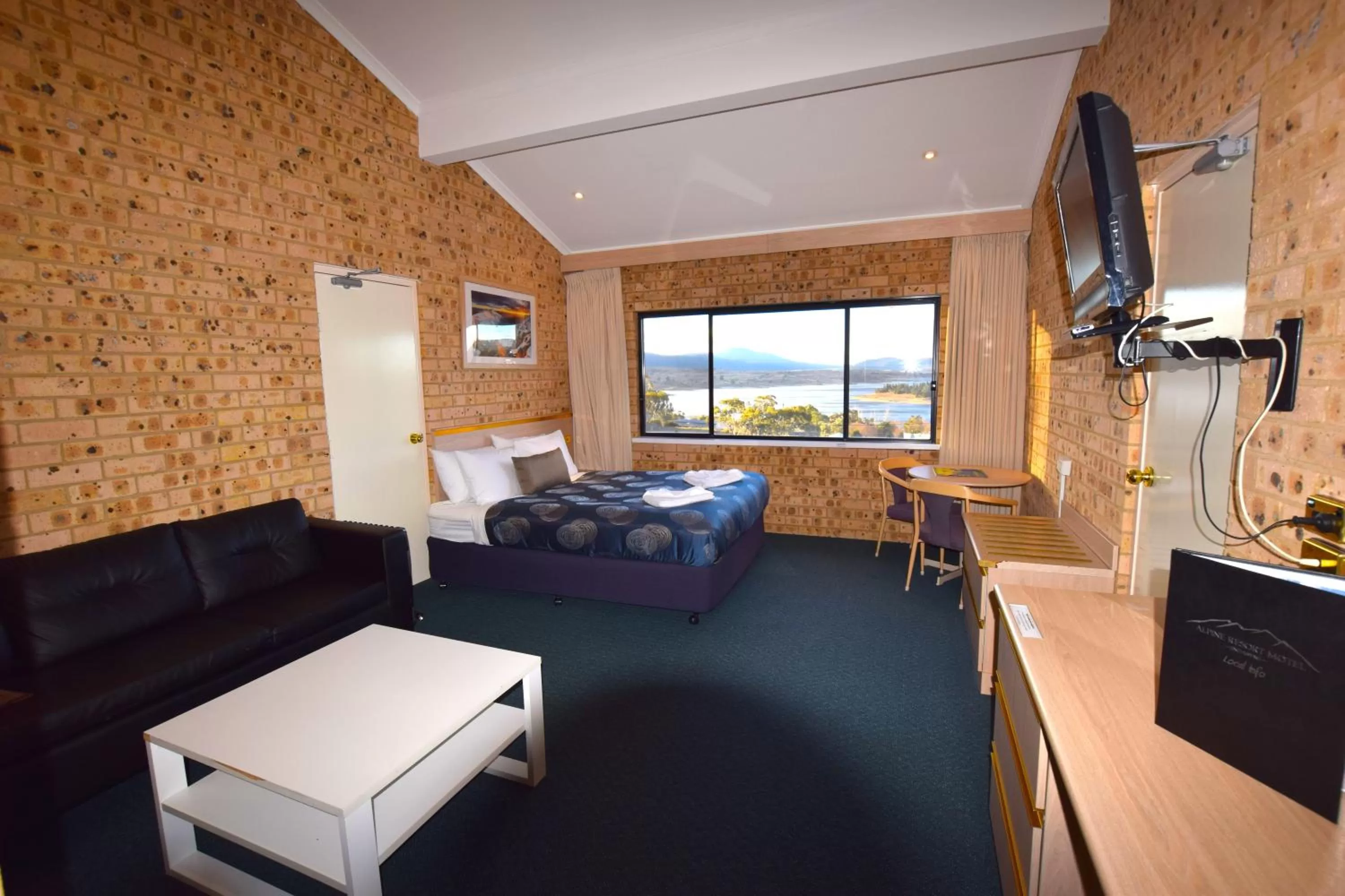 Bed in Alpine Resort Motel