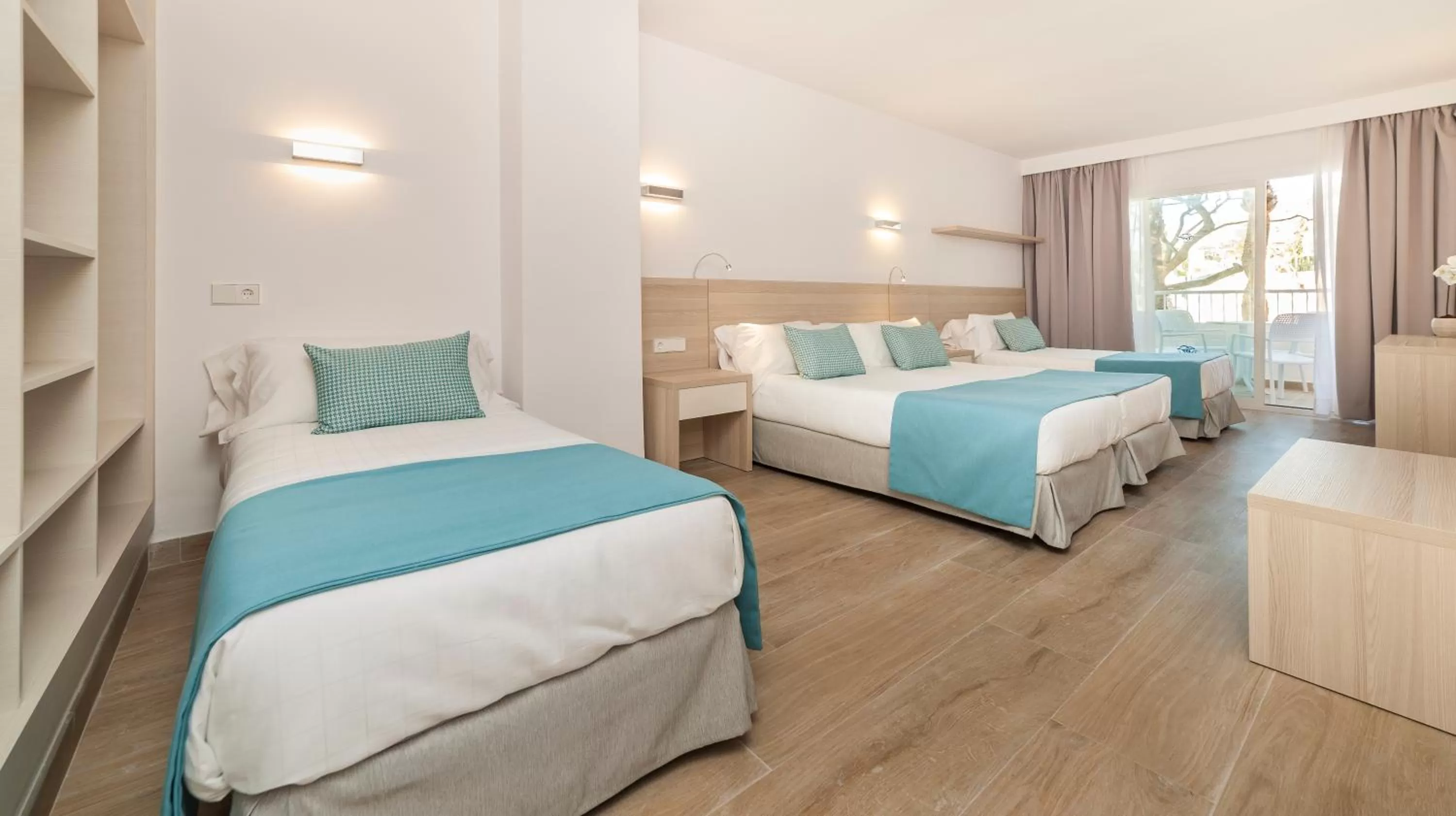 Bedroom, Bed in Globales Mimosa