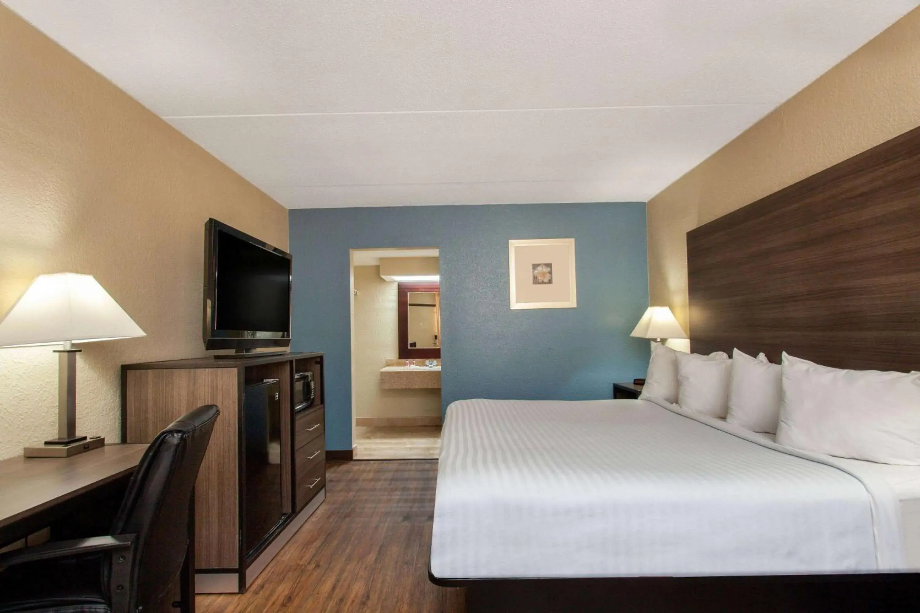 Photo of the whole room, Bed in Travelodge by Wyndham Deltona