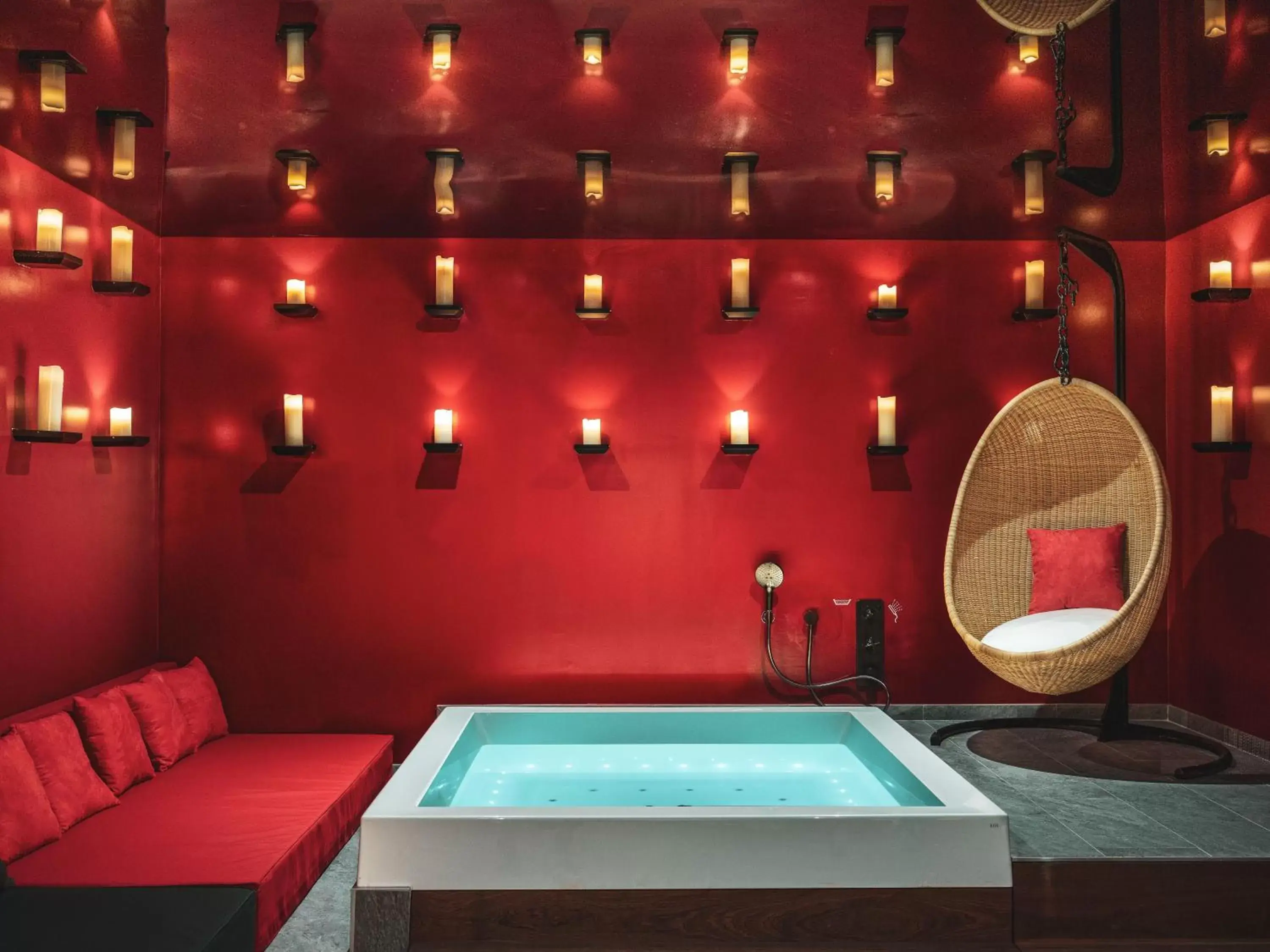 Hot Tub, Swimming Pool in Chouchou Hotel