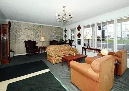 Living room, Seating Area in Ambassador Inn