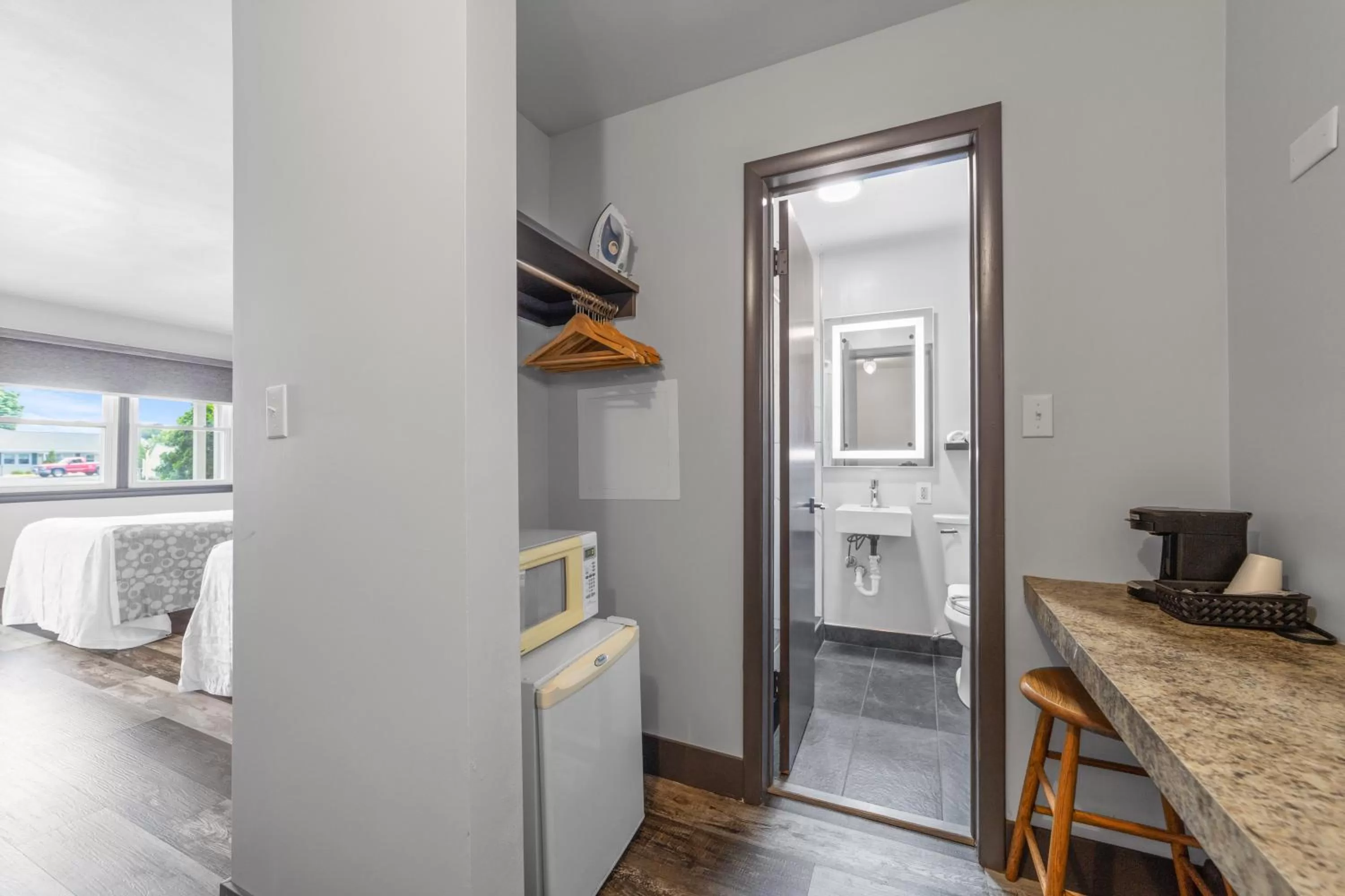Bathroom, Bed in Glass House Inn Erie Near I-90 & I-79