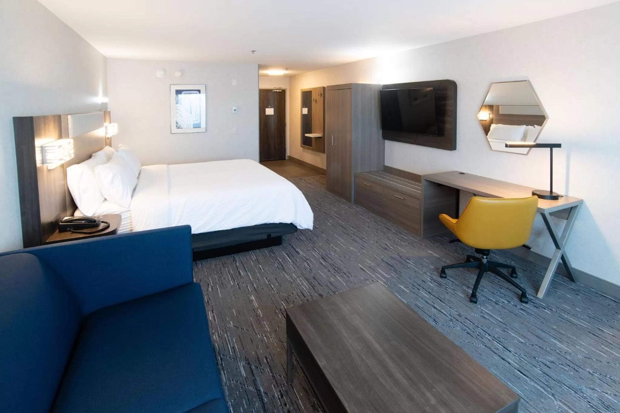 Photo of the whole room, Bed in Holiday Inn Express & Suites - Moose Jaw by IHG