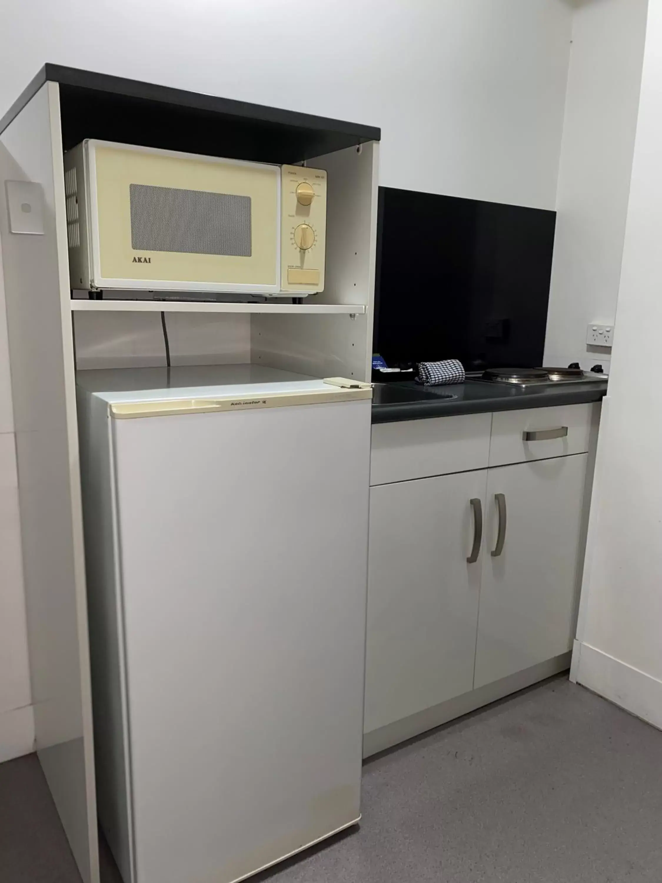 Kitchen or kitchenette, TV/Entertainment Center in Comfort Inn & Suites Goodearth Perth