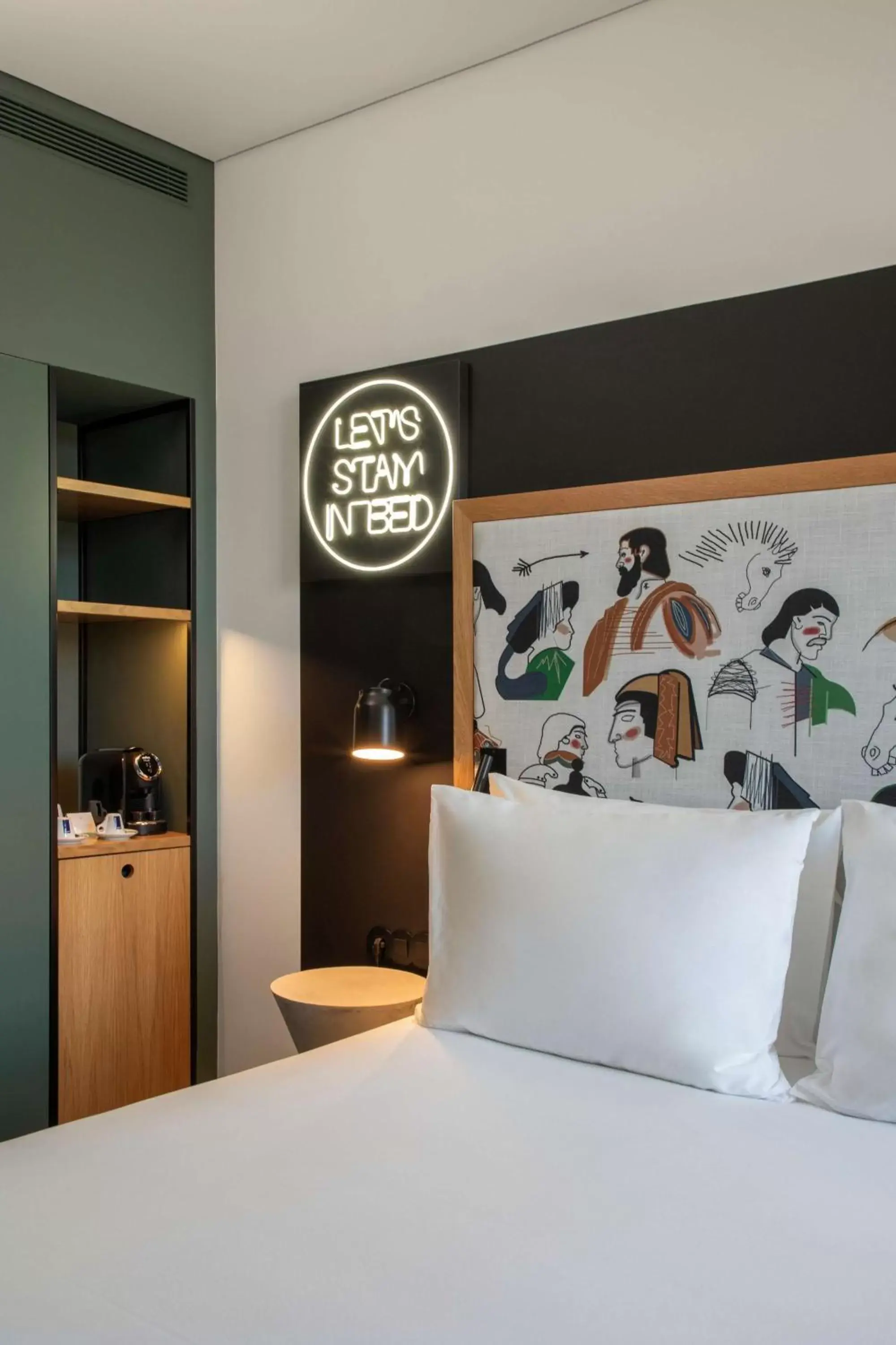 Bed in Se Catedral Hotel Porto, Tapestry Collection By Hilton