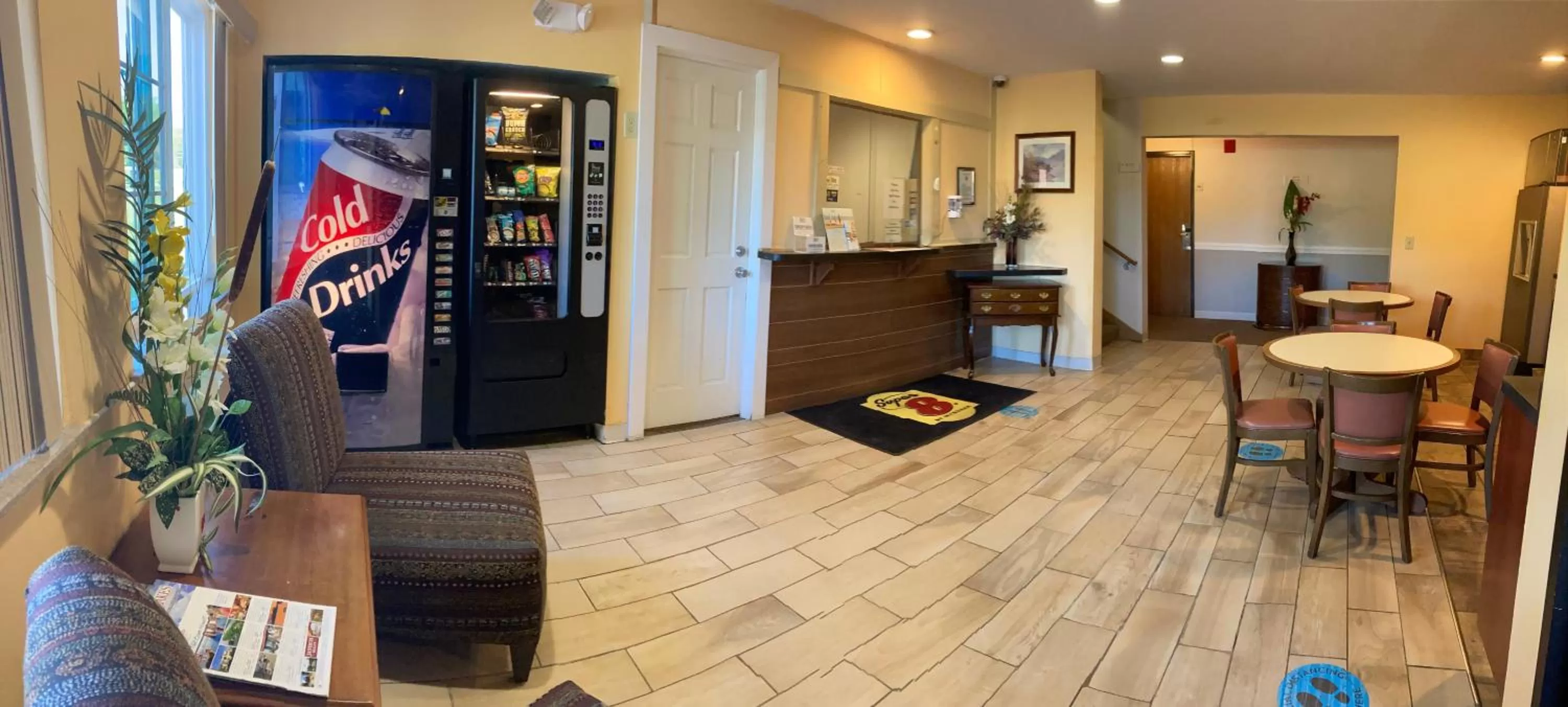 Lobby or reception in Super 8 by Wyndham Chisago City