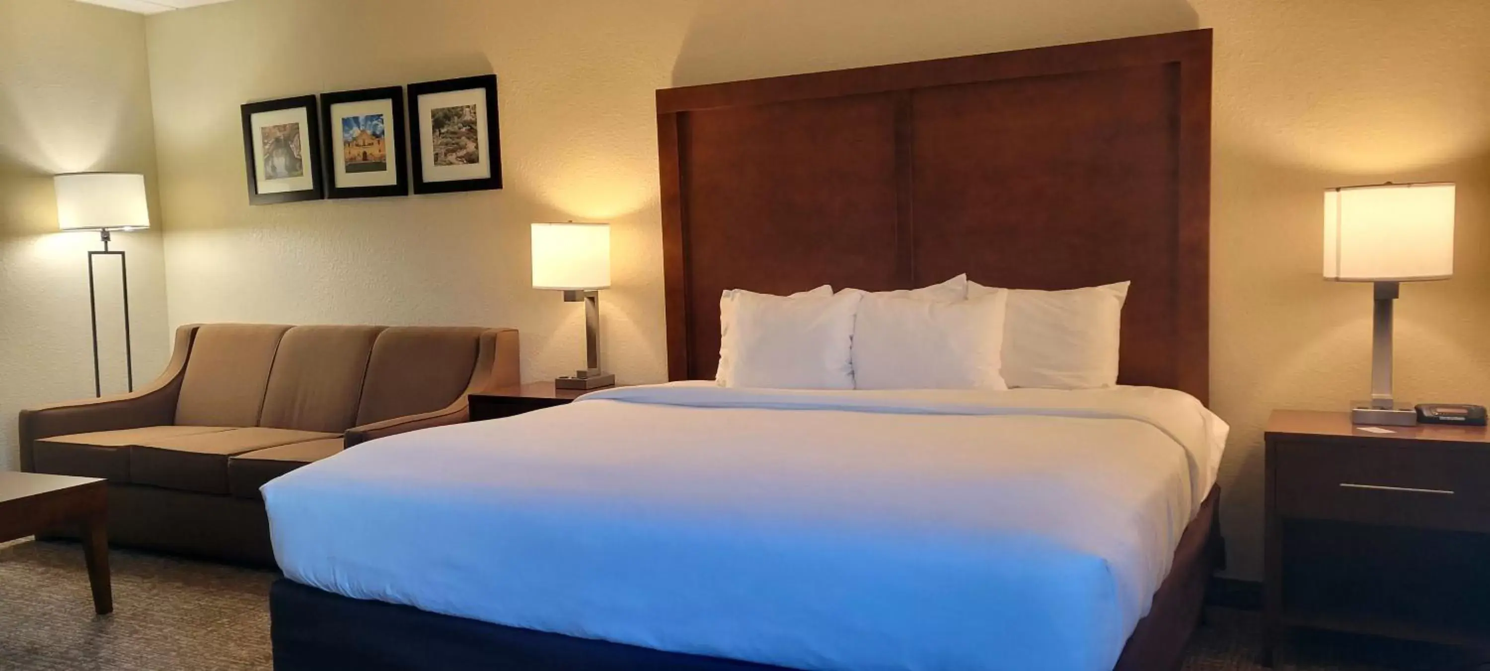 Bed in Comfort Inn & Suites San Antonio Airport