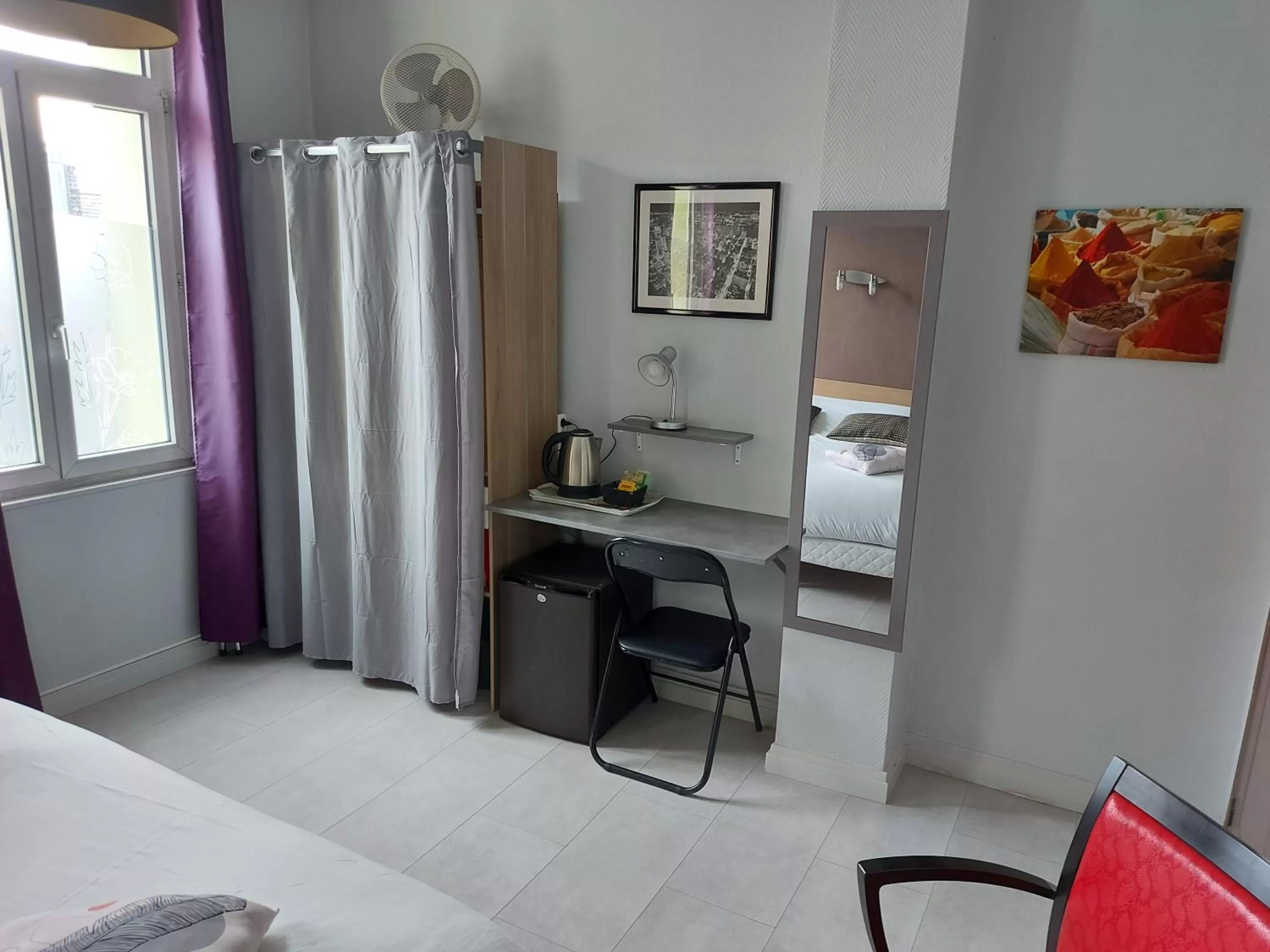 Bed in Hotel De La Paix