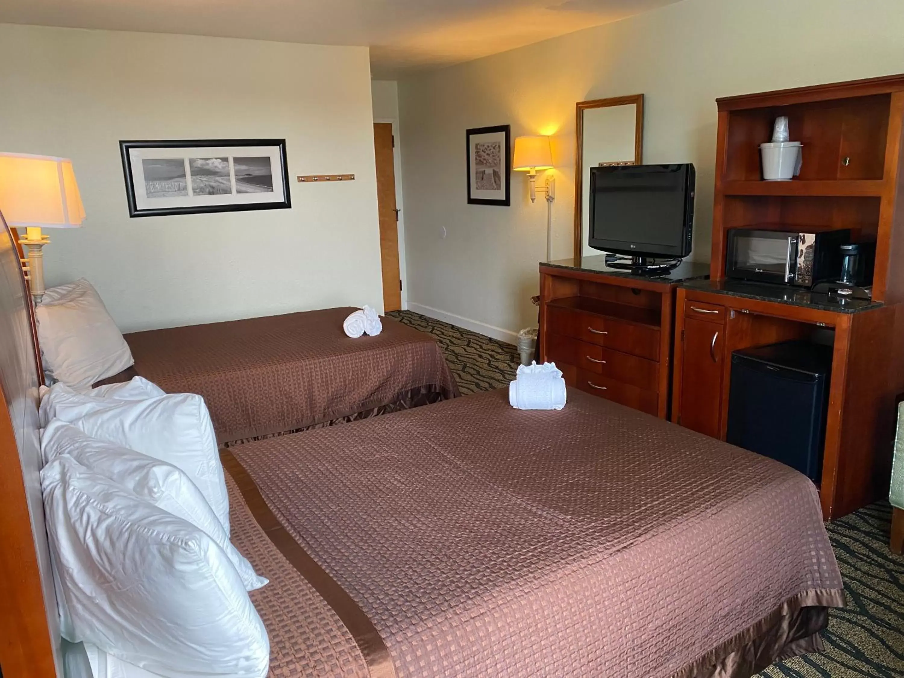 Photo of the whole room, Bed in Outer Banks Inn