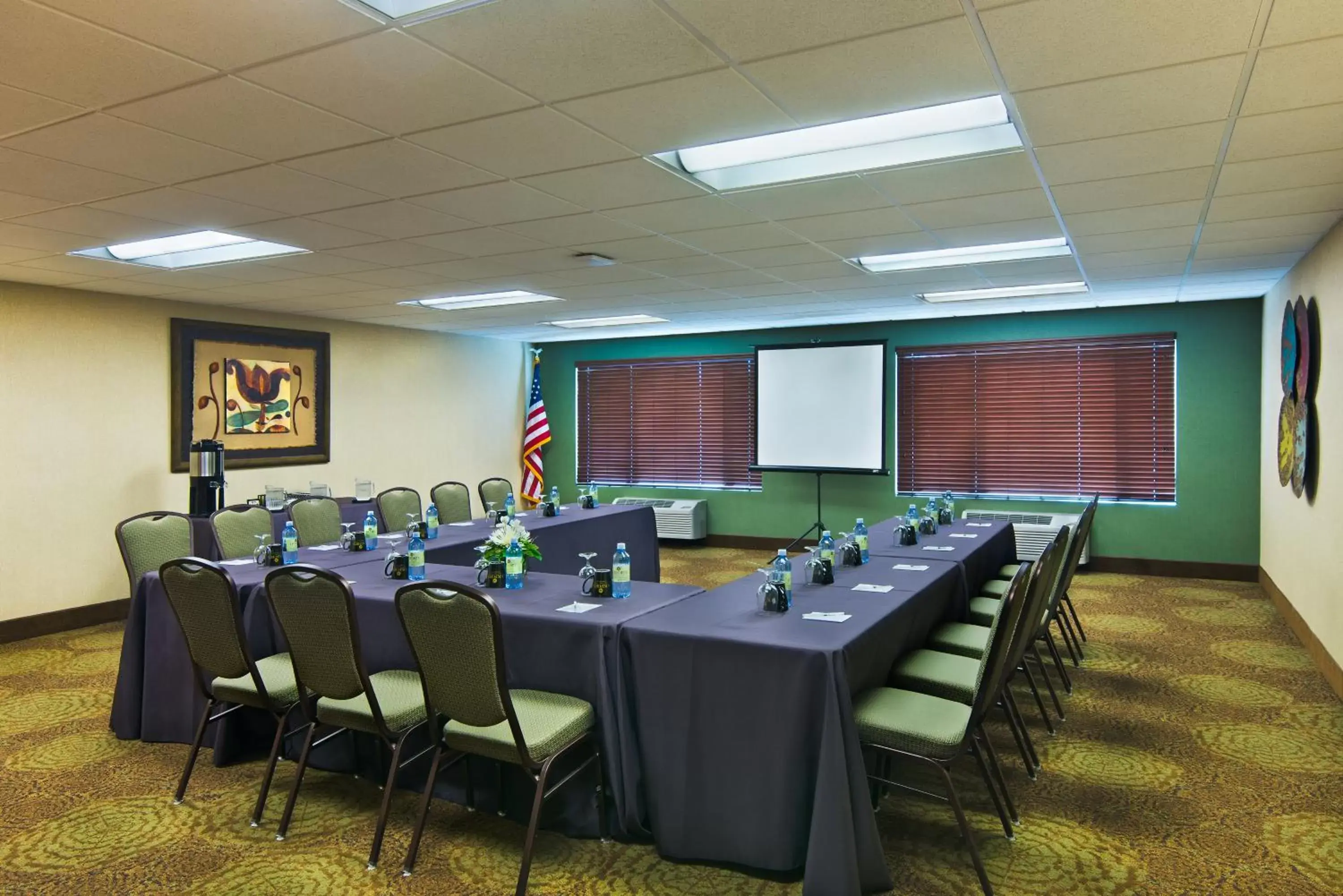 Photo of the whole room in Oxford Suites Hermiston