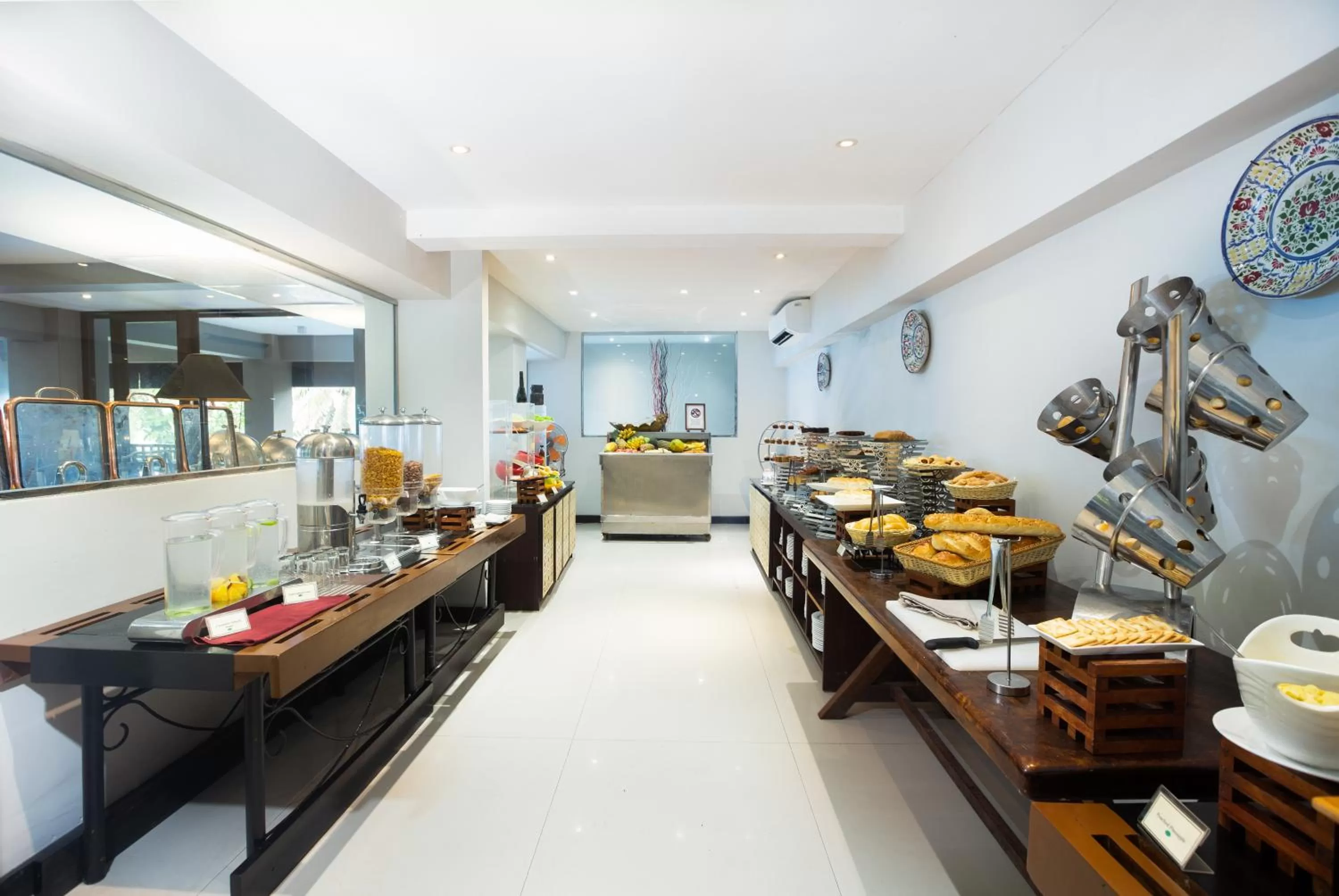 Buffet breakfast in Earl's Reef