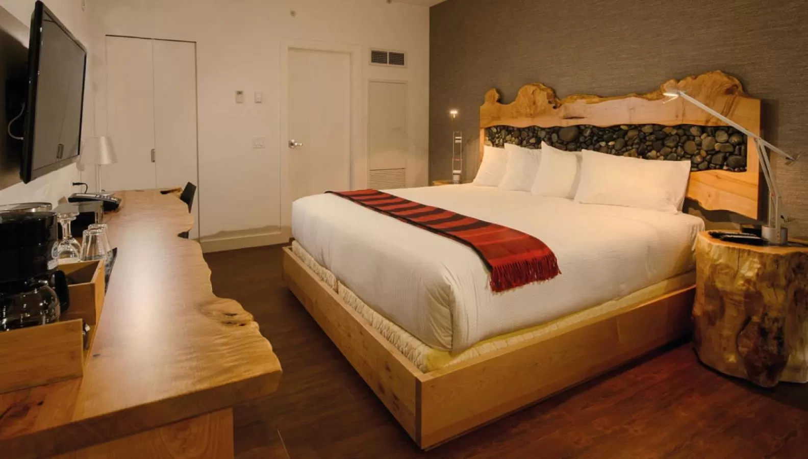 Bed in Skwachàys Lodge