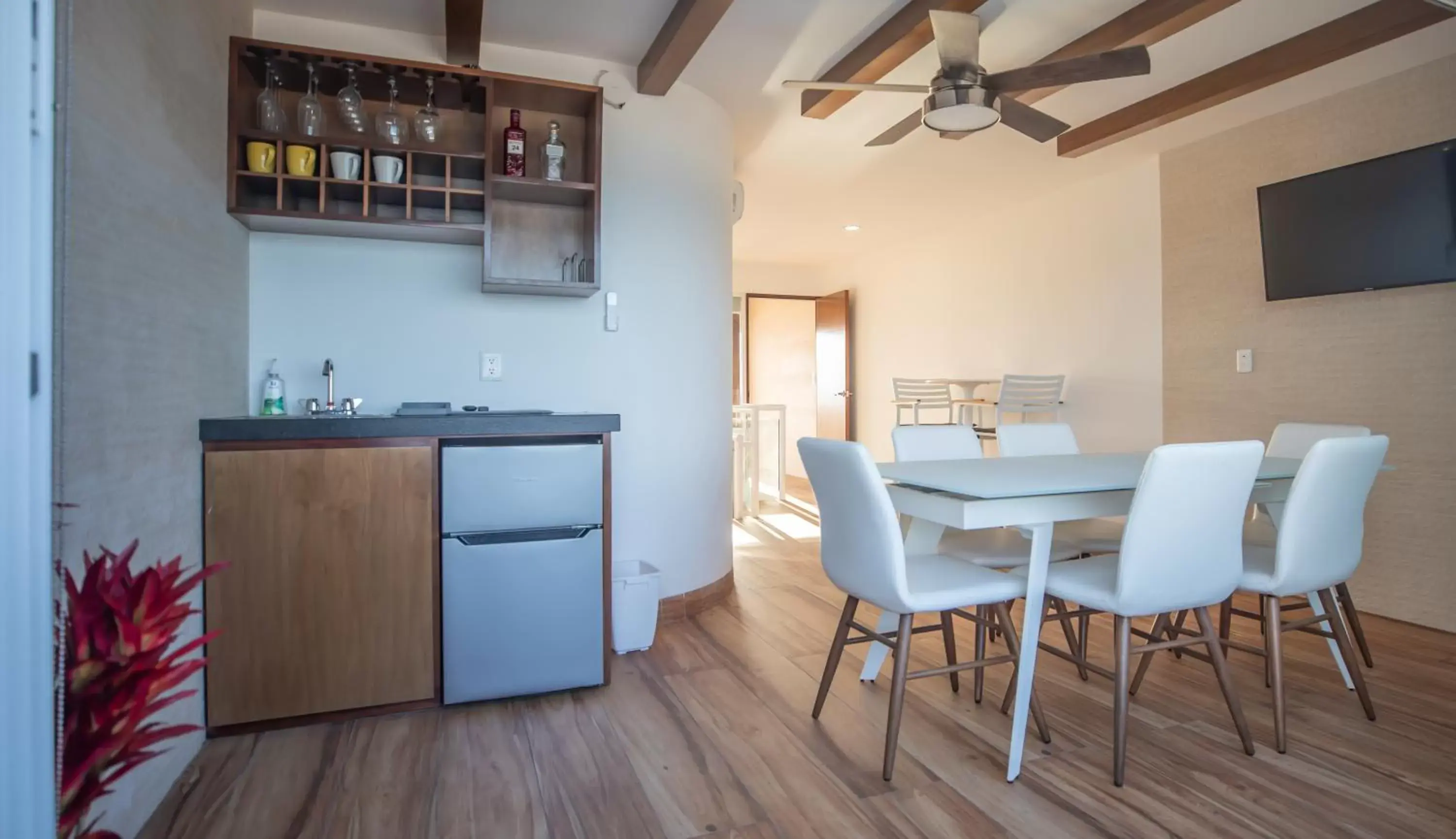 Dining area, Kitchen/Kitchenette in Beachfront Penthouses by LivIN Cancun