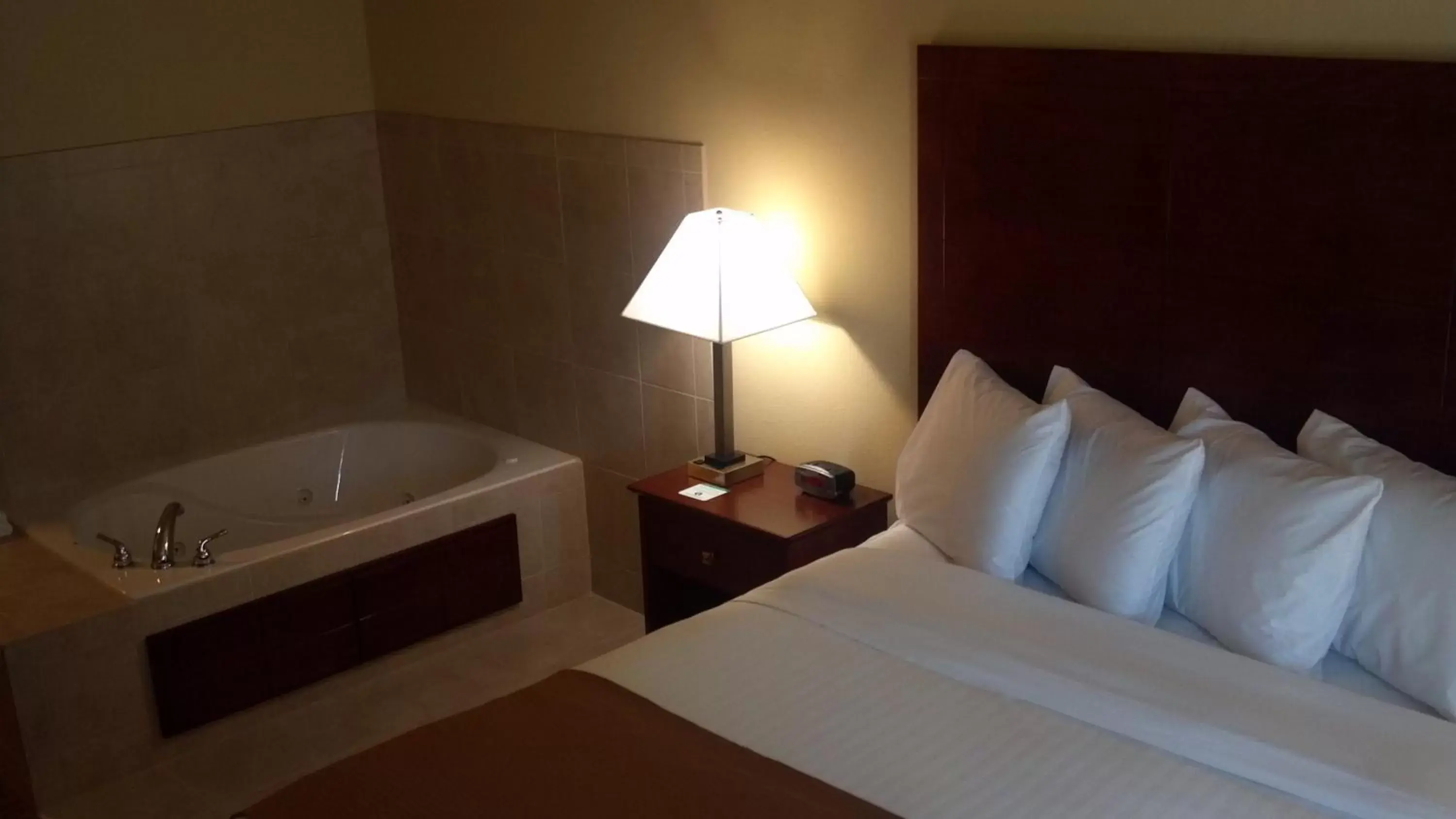 Photo of the whole room, Bed in Cobblestone Hotel & Suites - Knoxville