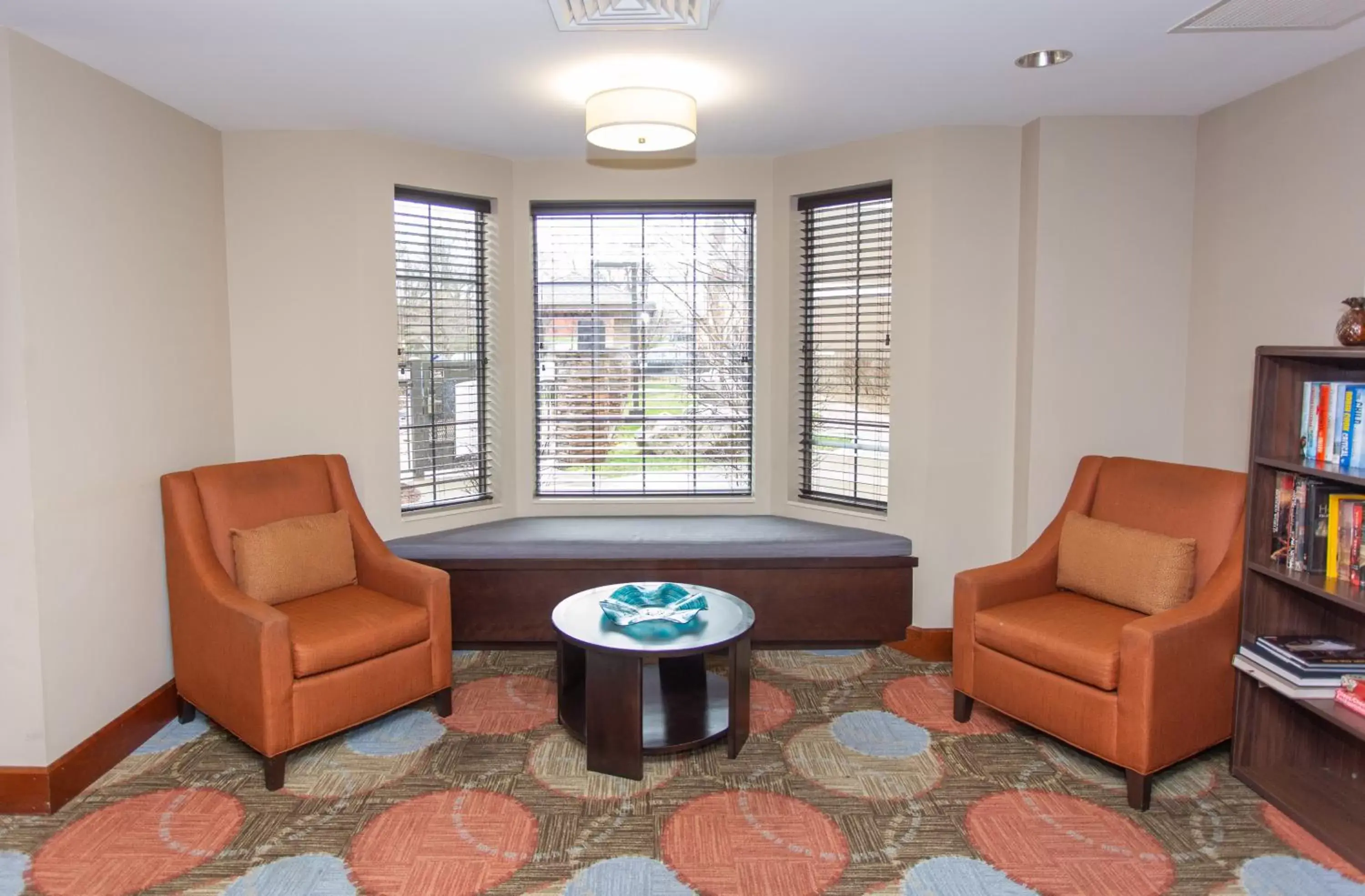 Library, Seating Area in Staybridge Suites Bowling Green, an IHG Hotel