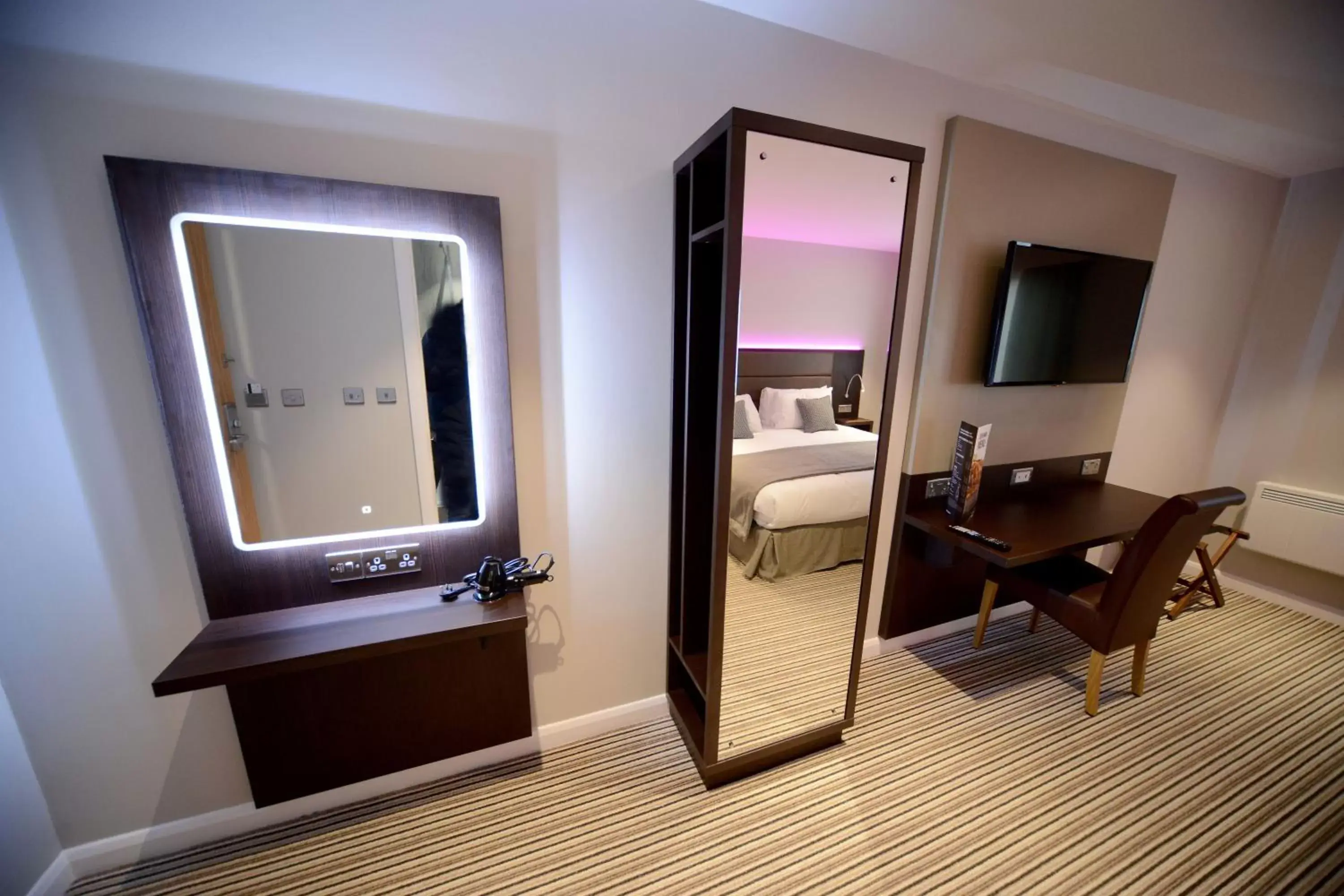 Bedroom, TV/Entertainment Center in Bannatyne Hotel Durham