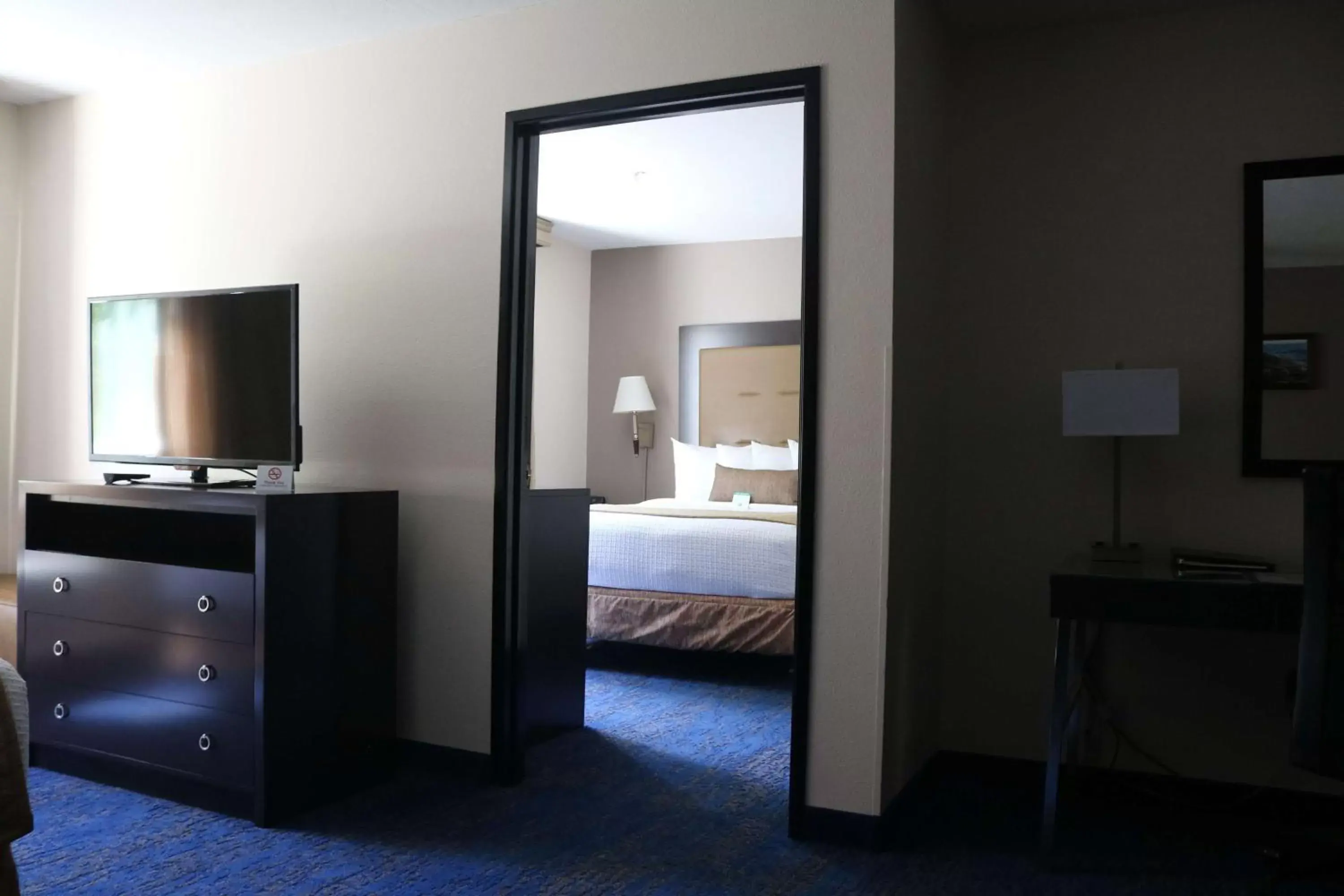 Photo of the whole room, TV/Entertainment Center in Best Western Plus Portland Airport Hotel & Suites