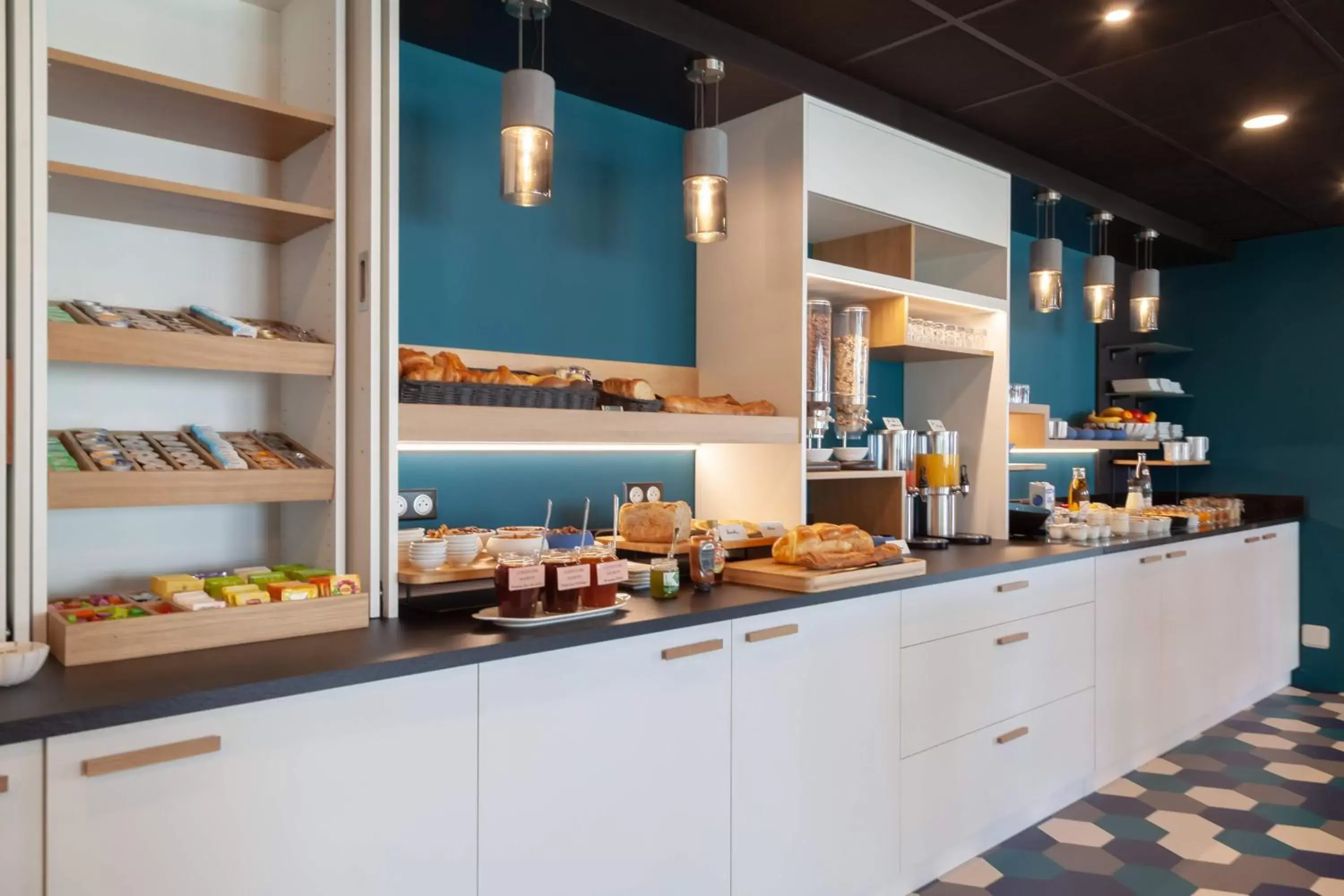 Buffet breakfast, Kitchen/Kitchenette in Kyriad Niort-Espace MendesFrance