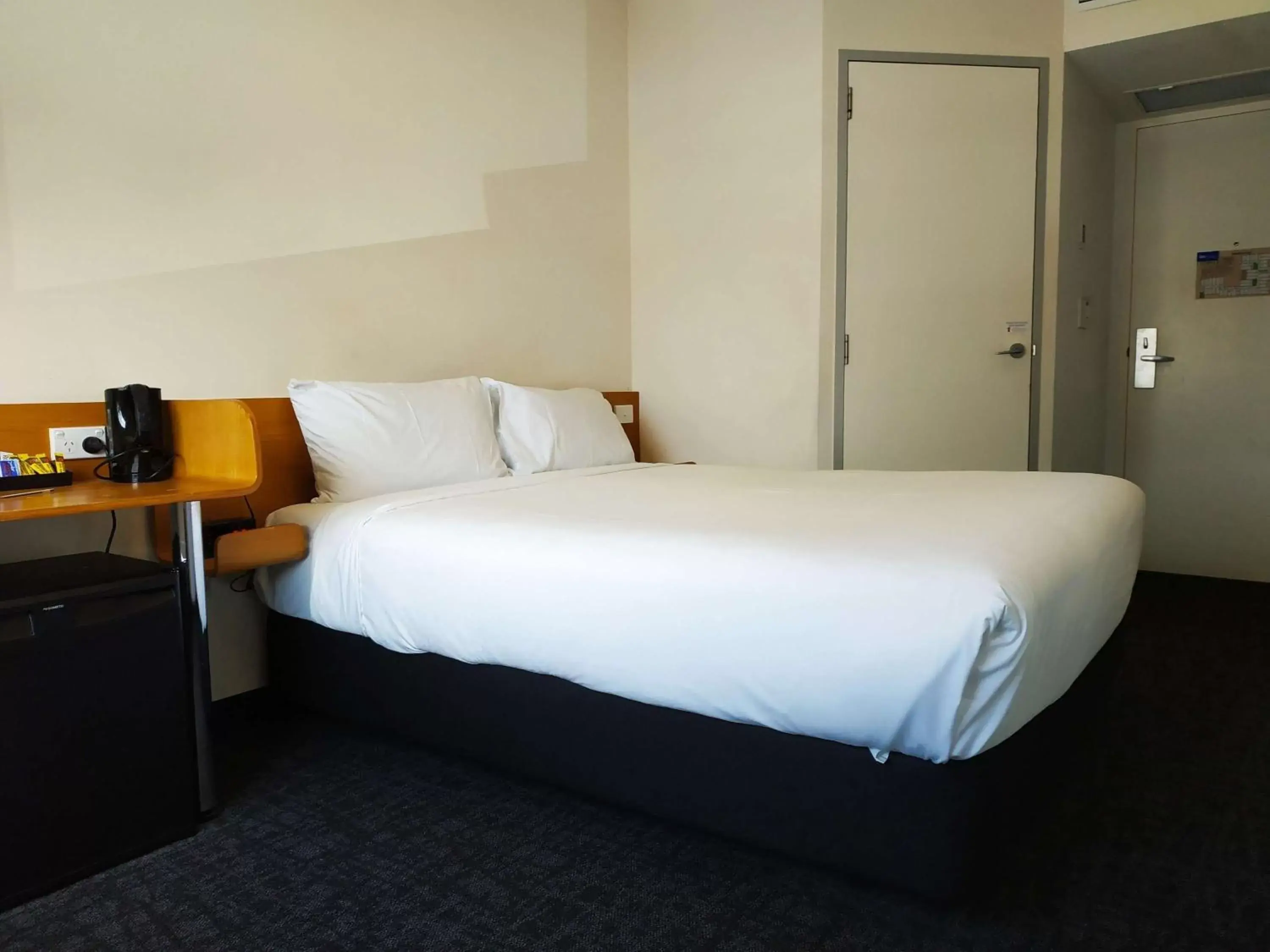 Bedroom, Bed in ibis budget Sydney Airport