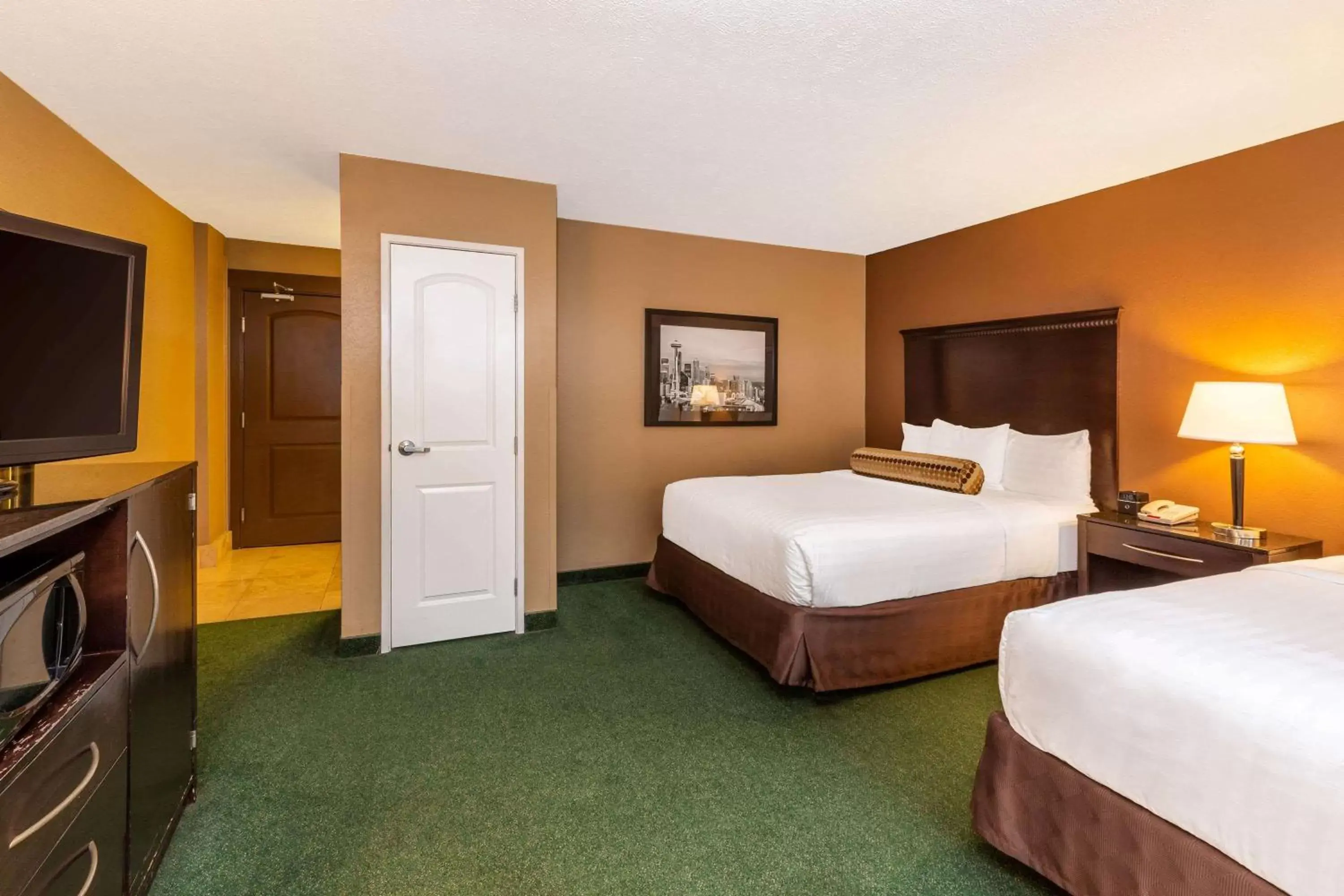 Photo of the whole room, Bed in La Quinta by Wyndham Seattle Downtown