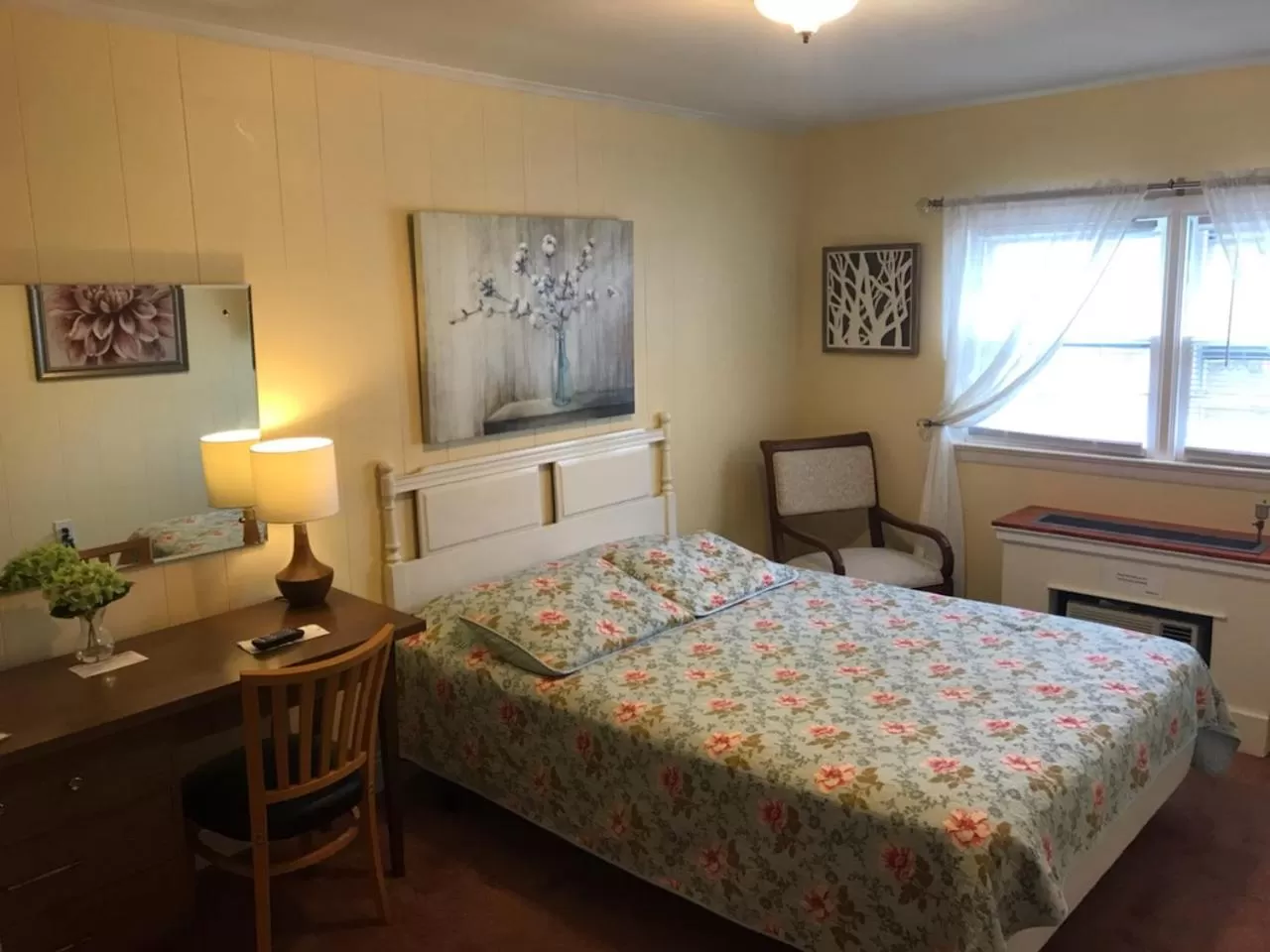 Guests, Bed in Simmons Motel and Suites