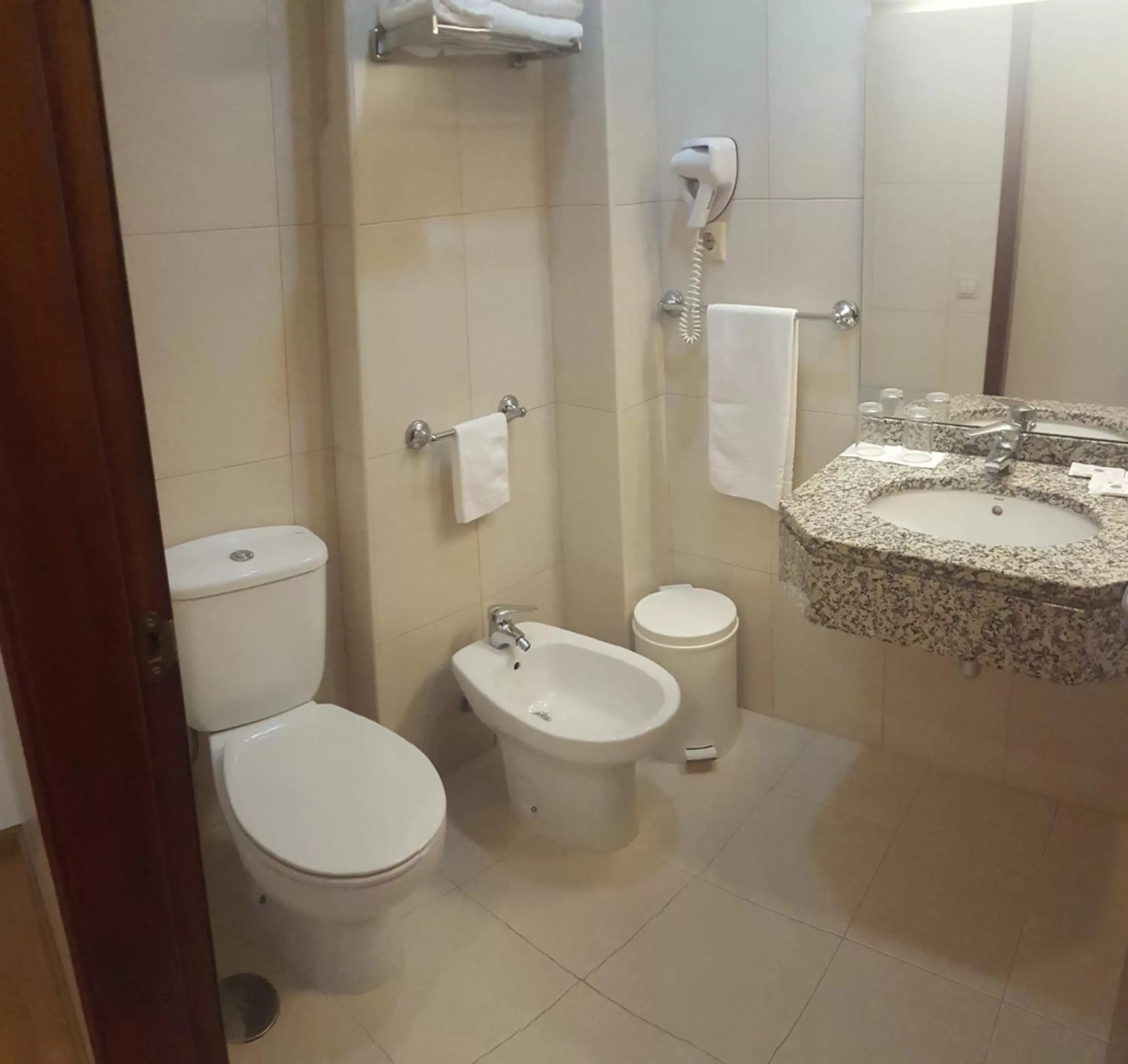 Toilet, Bathroom in Hotel Aleluia
