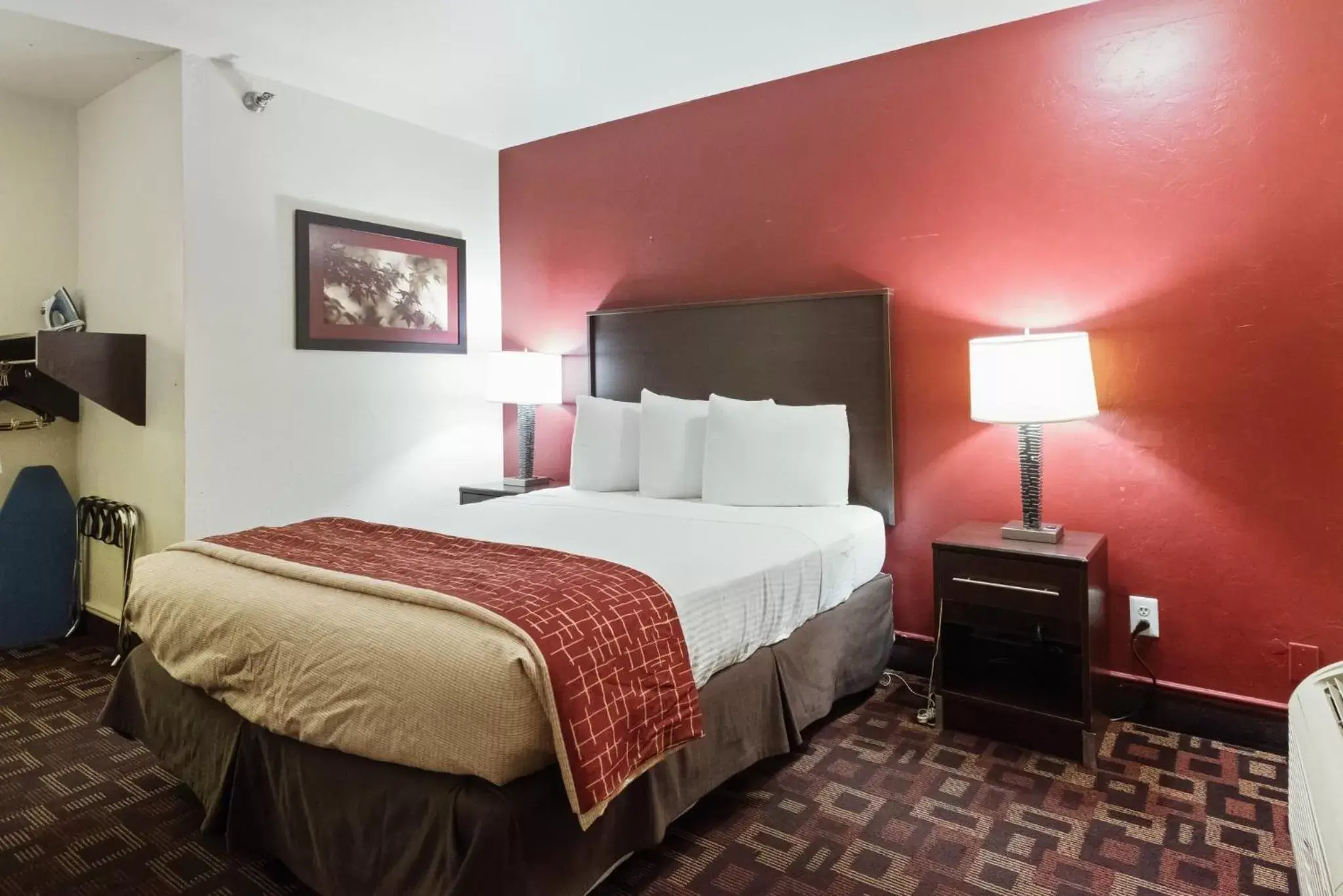 Photo of the whole room, Bed in Red Roof Inn Oklahoma Airport I 40 W Fairgrounds