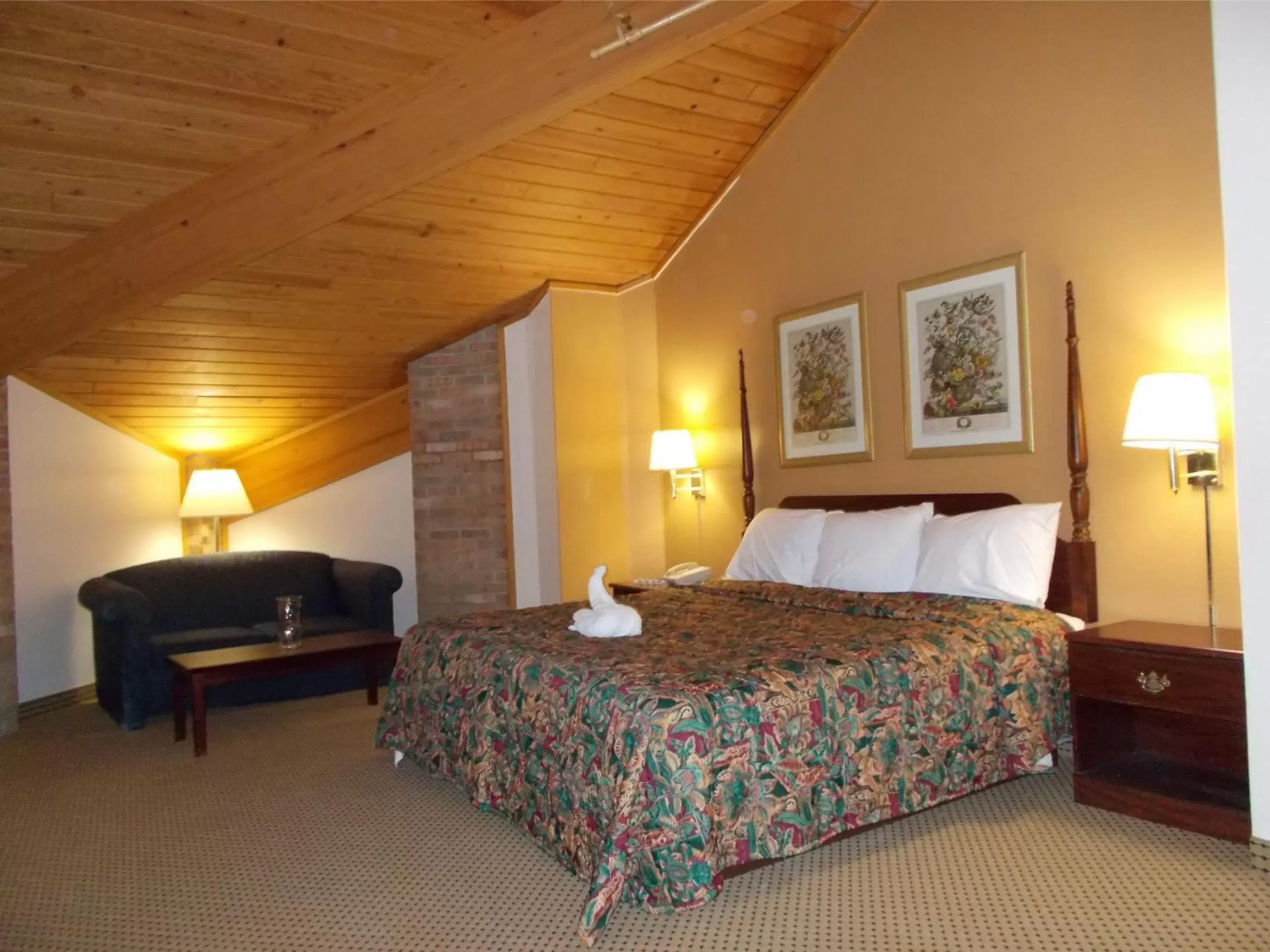 Photo of the whole room, Bed in Royalton Inn and Suites, Wilmington,Ohio