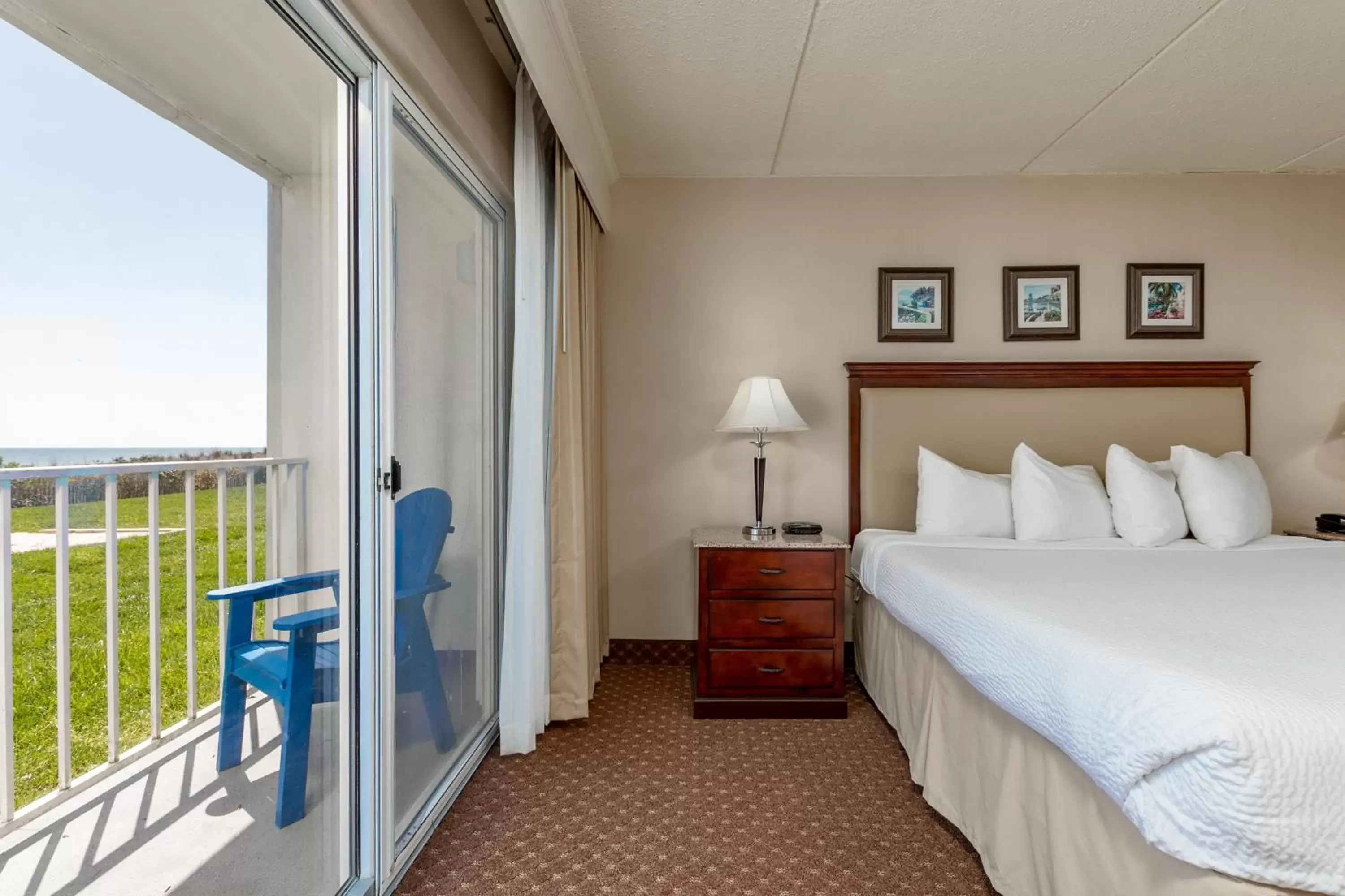 Balcony/Terrace, Bed in Princess Royale Oceanfront Resort