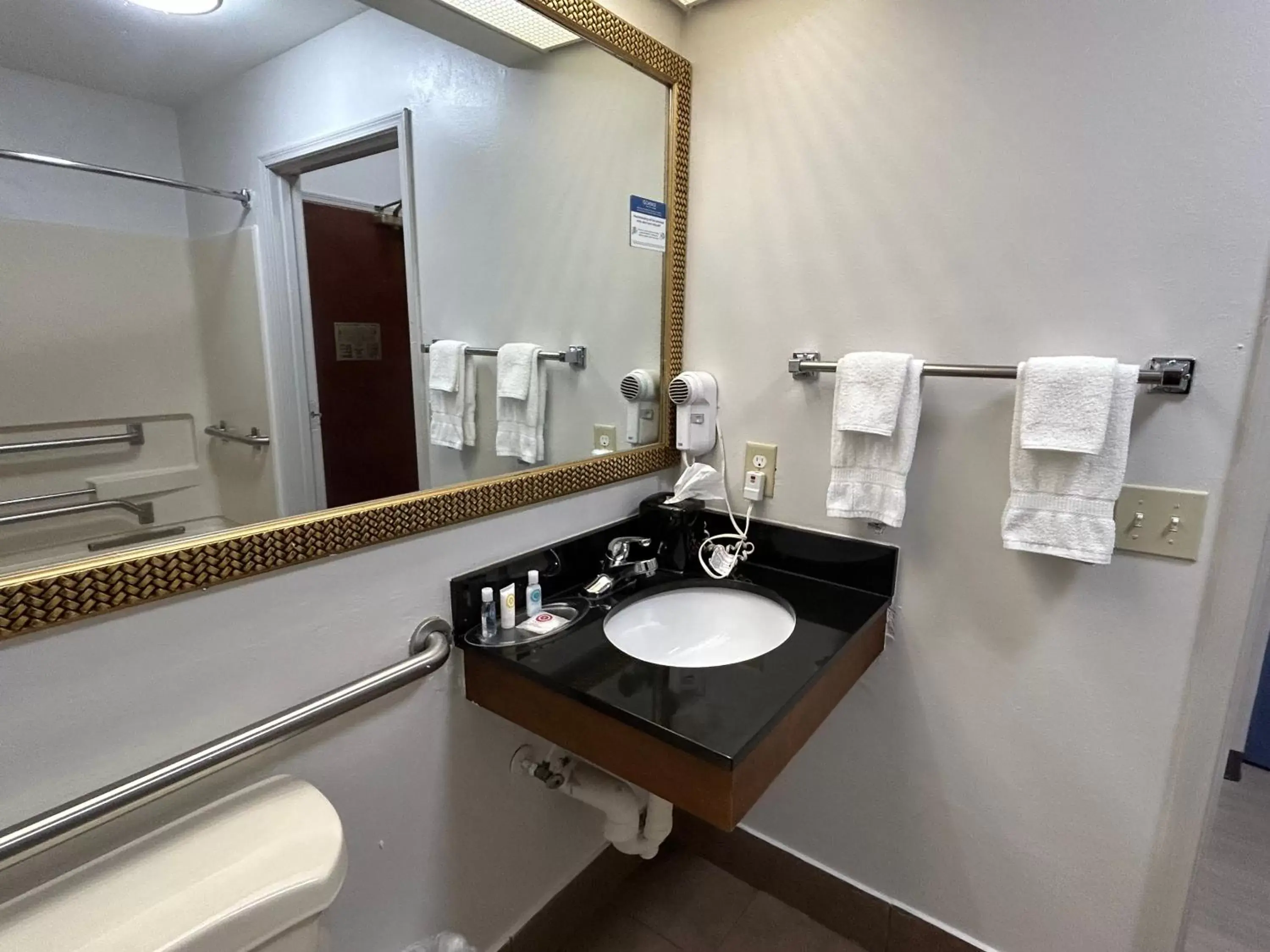 Bathroom in Comfort Suites Milledgeville