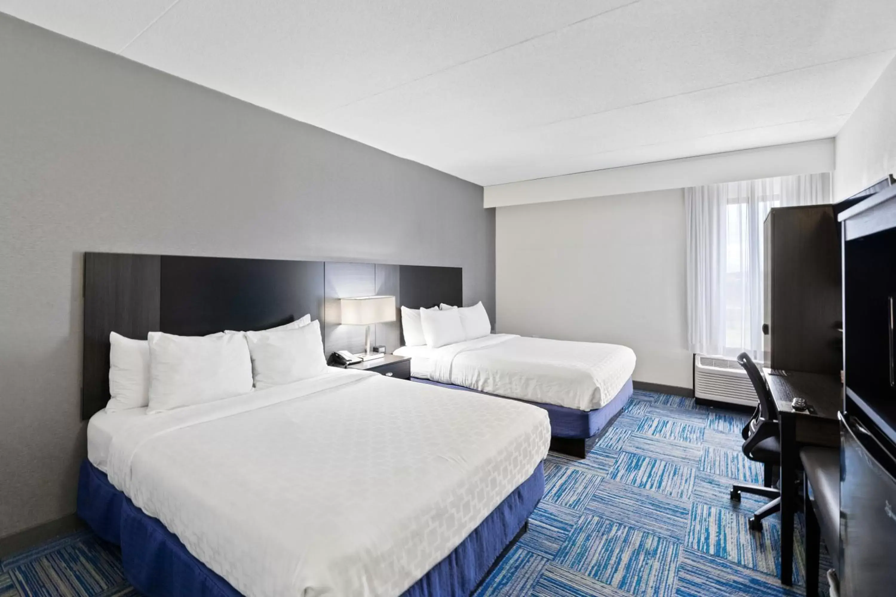 Photo of the whole room, Bed in Allentown Park Hotel, Ascend Hotel Collection