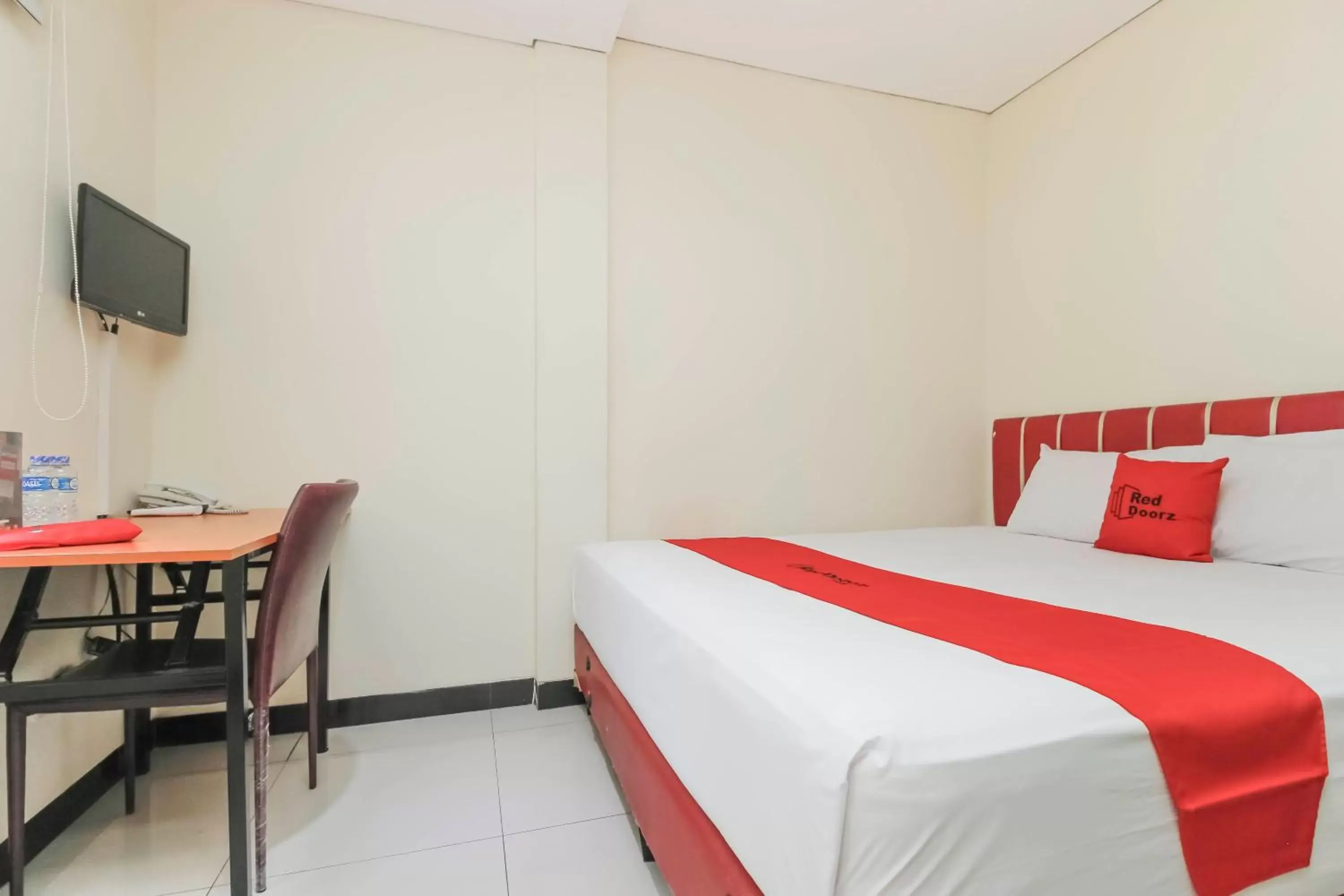 Bedroom, Bed in RedDoorz Plus @ Jalan Pemuda Jakarta