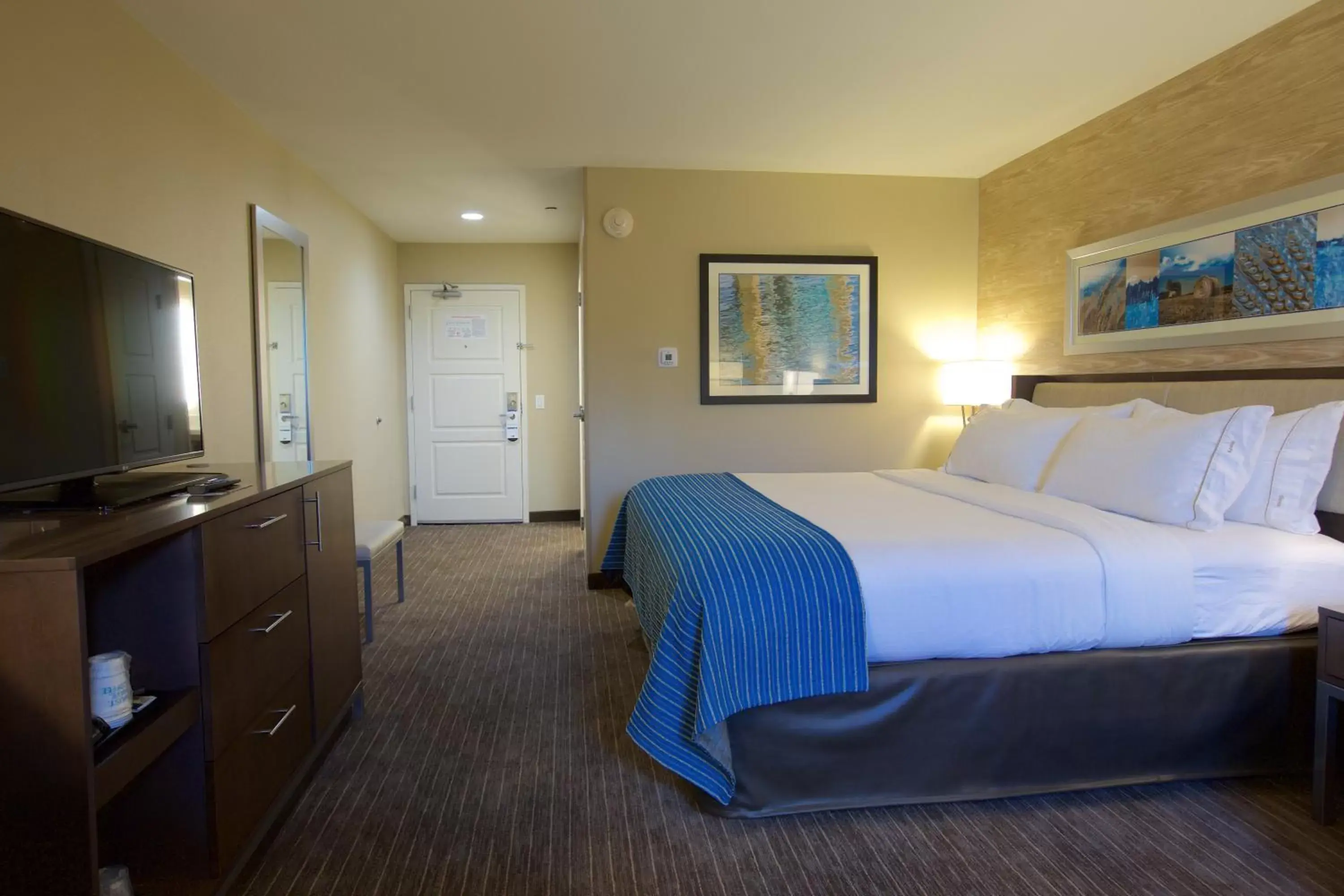 Photo of the whole room, Bed in Holiday Inn Express Fargo SW I94 Medical Center, an IHG Hotel